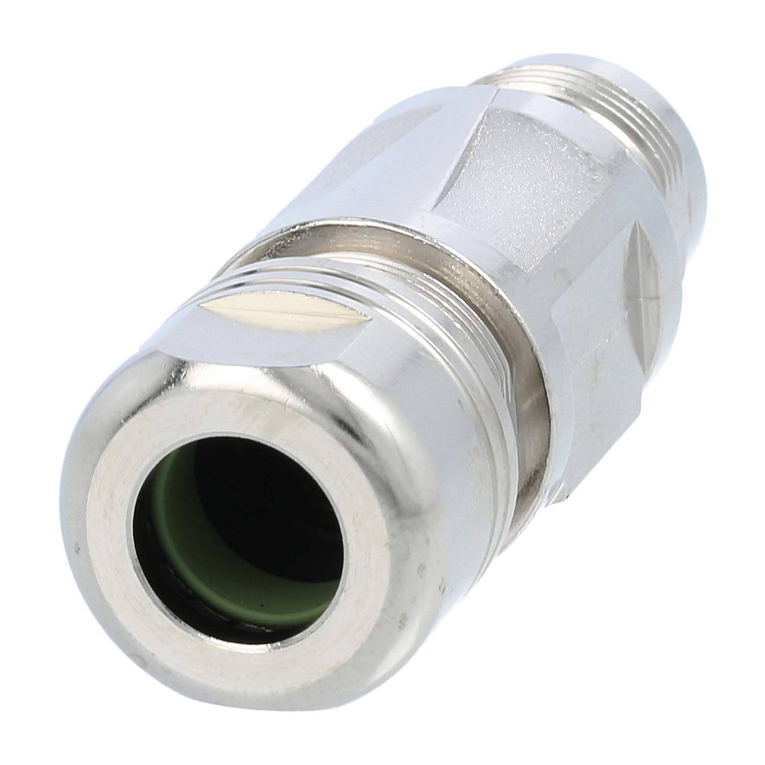 Eine Metall-Kabelverschraubung zum Abdichten und Sichern von Kabeln, die durch ein Gehäuse führen, mit einer Gewindeausführung und silberner Beschichtung.