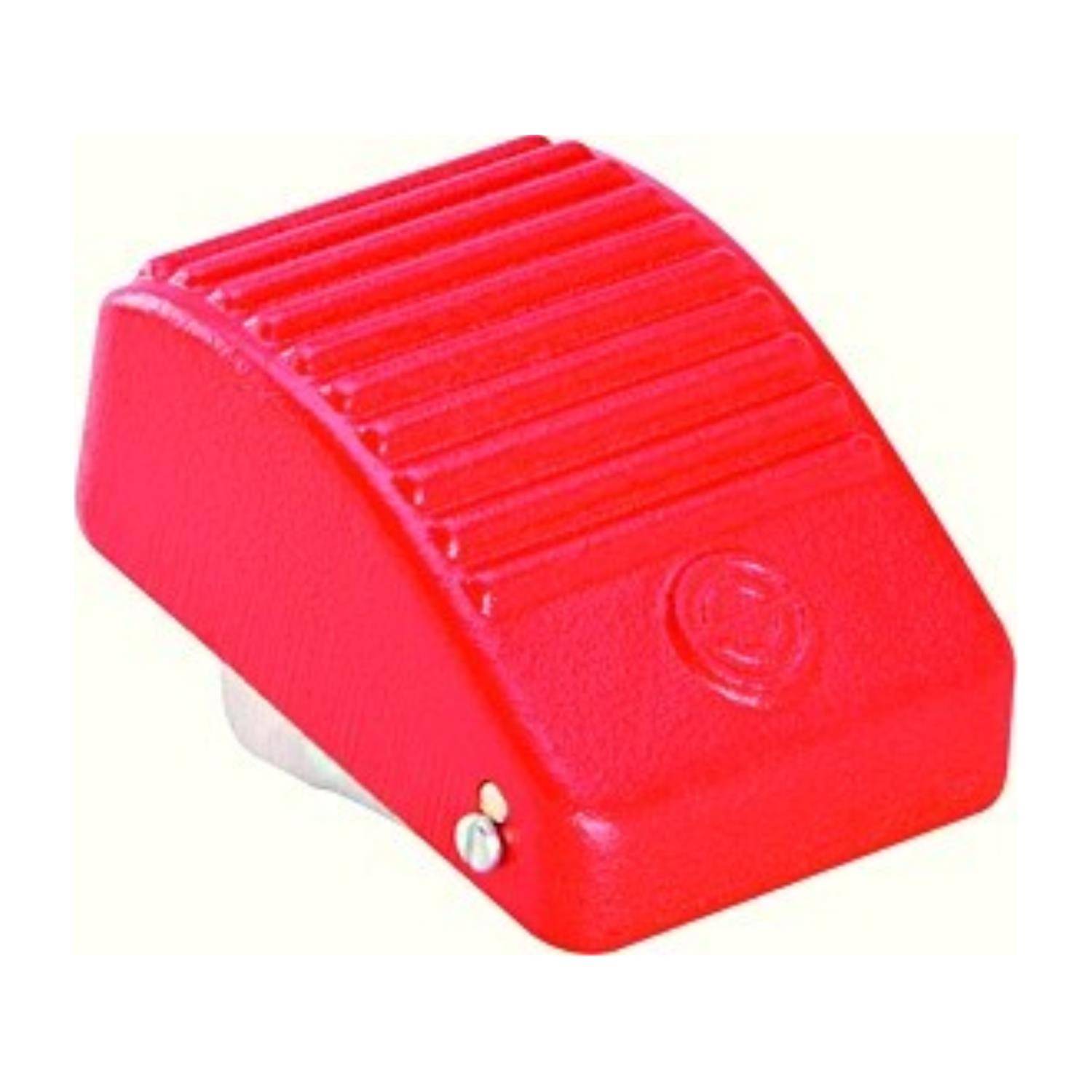 Ein roter Fußhebel mit einer strukturierten Oberfläche, der in Maschinen oder Ausrüstungen zur Aktivierung verwendet wird.