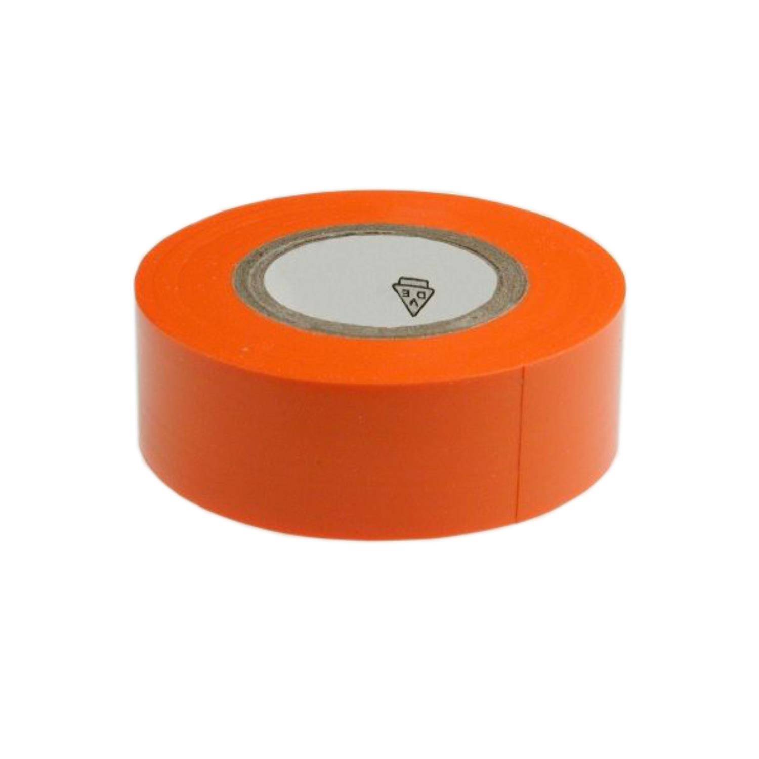 Eine Rolle orangefarbenen Klebebands mit einem Recycling-Symbol auf dem inneren Kartonkern, das anzeigt, dass es recycelbar ist.