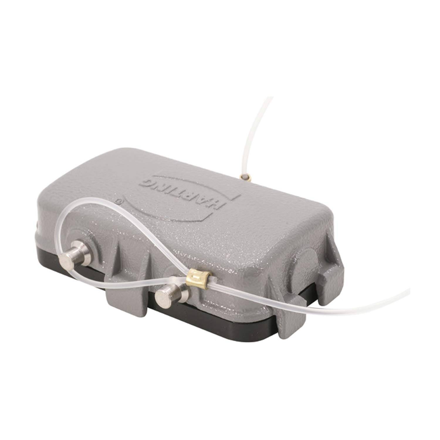 Eine graue Luftpumpe mit zwei Düsen, verbunden mit durchsichtigen Schläuchen, wird aus einem Seitenwinkel auf weißem Hintergrund dargestellt.