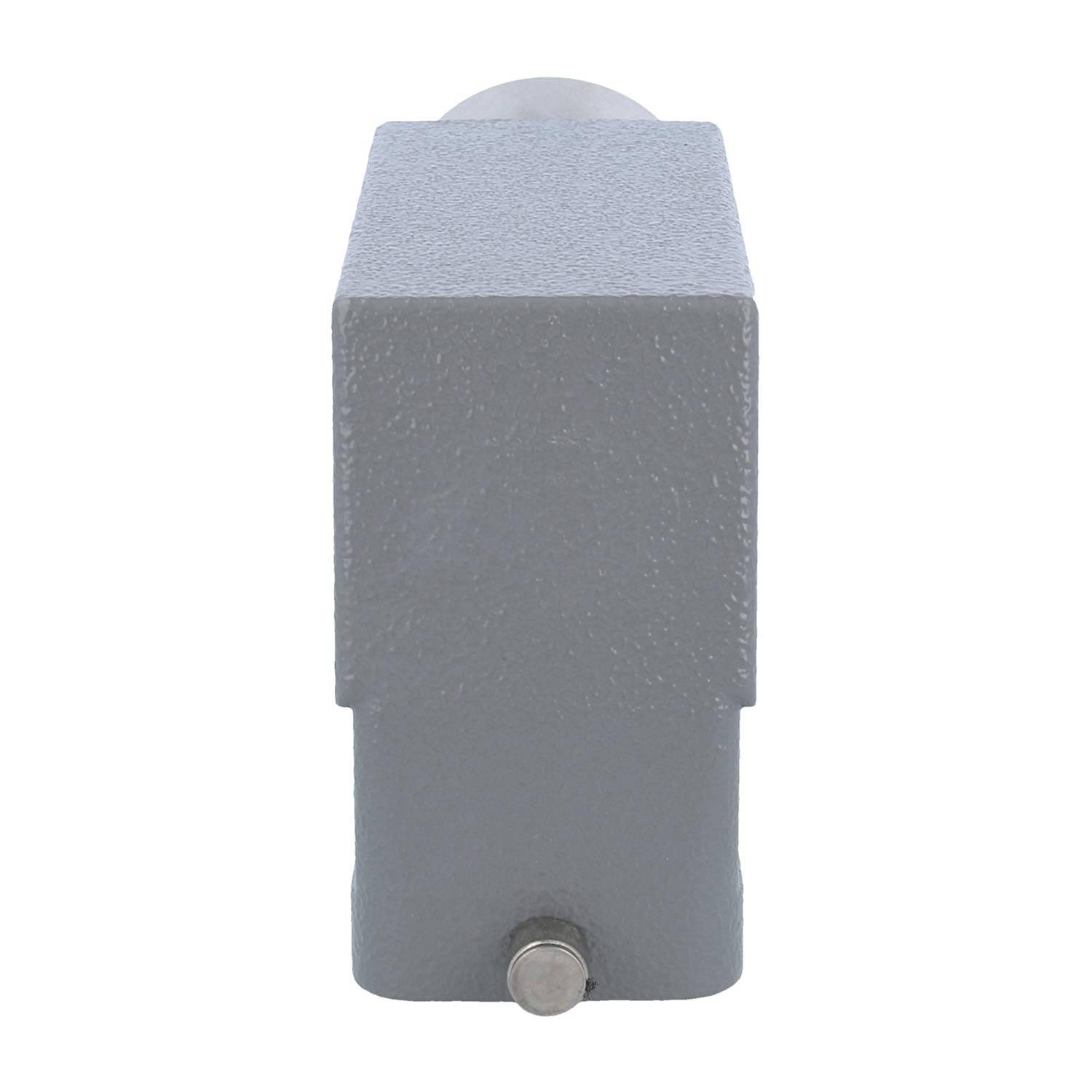 Ein graues, strukturiertes, rechteckiges Metallobjekt mit einem abgerundeten Vorsprung oben und einem kleinen kreisförmigen Element nahe der vorderen Unterseite.