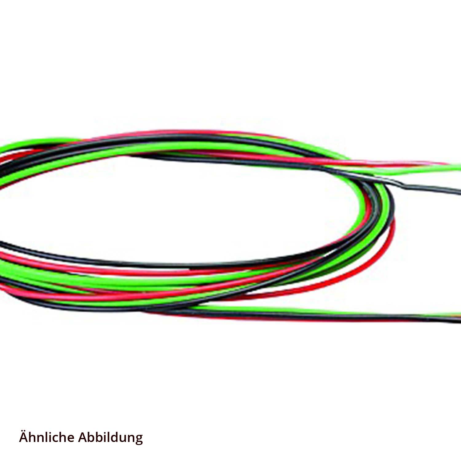 Mehrere Stränge von farbigen Elektrokabeln, die miteinander verschlungen sind und Isolierungen in Schwarz, Rot und Grün zeigen.