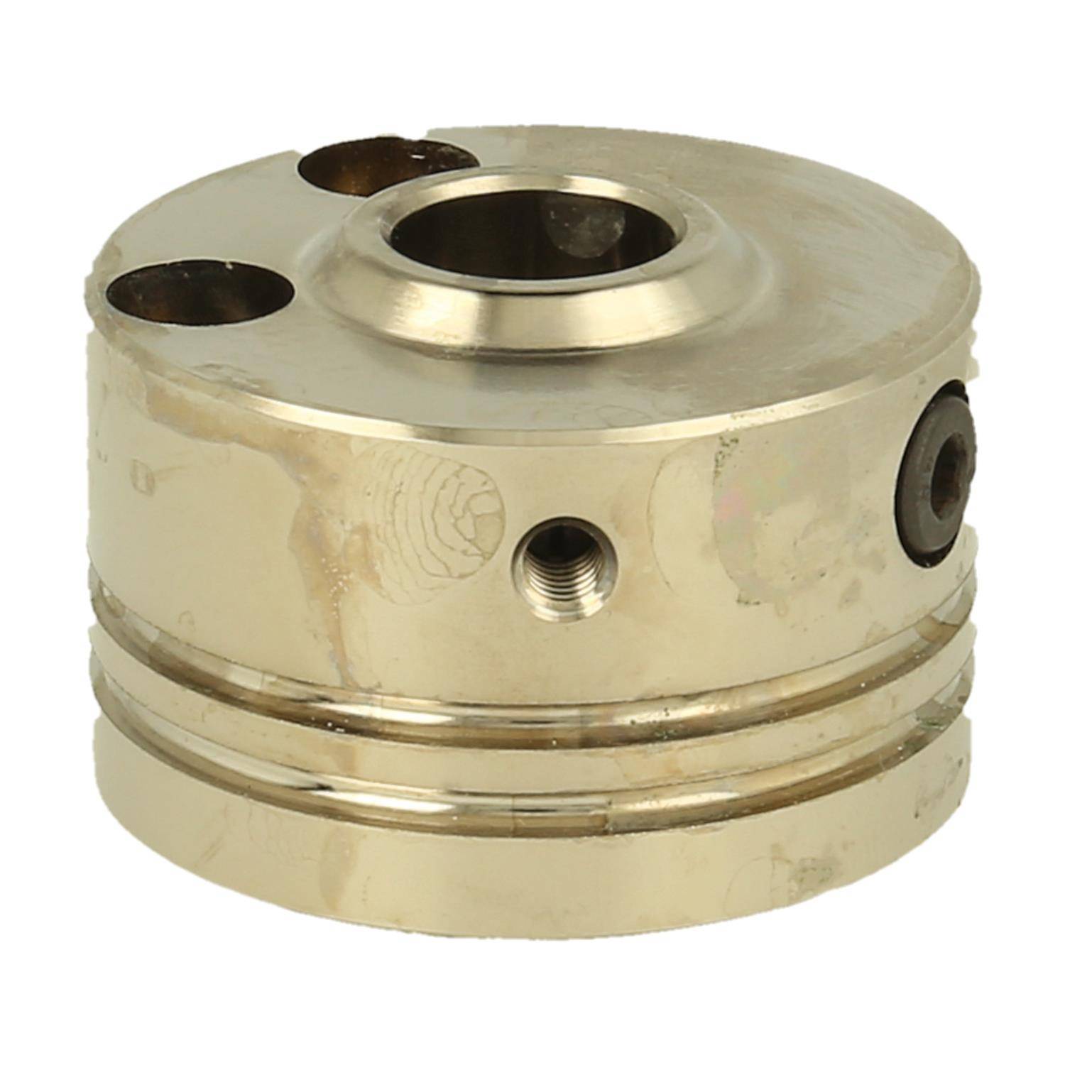 Ein Metallzylinder mit verschiedenen Löchern und Rillen, möglicherweise eine Komponente für mechanische Ausrüstung oder Maschinen, vor einem weißen Hintergrund dargestellt.