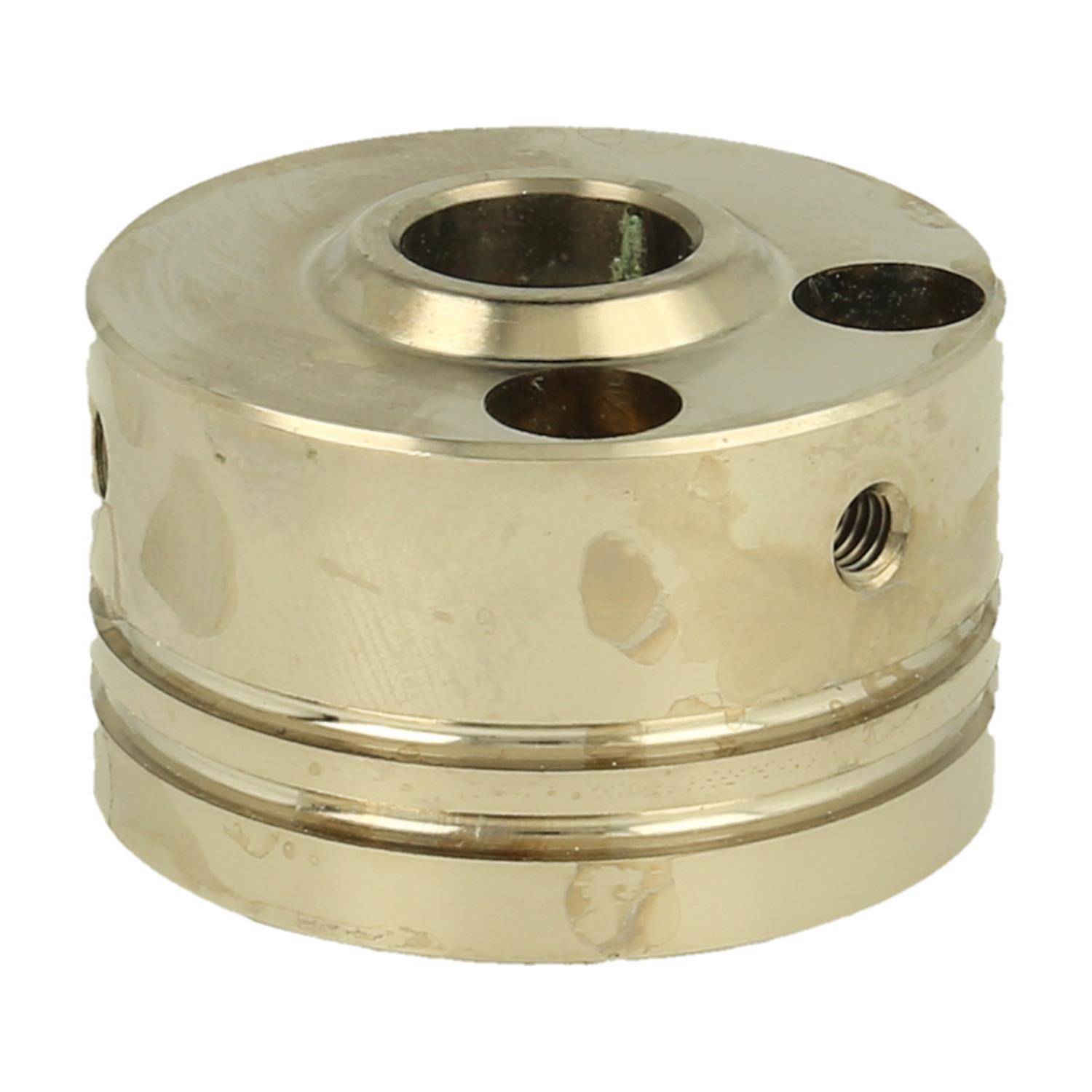 Ein zylindrischer Metallkolben aus Messing mit drei Löchern auf der Oberseite und einer Gewindebohrung an der Seite, der in mechanischen Anwendungen eingesetzt wird.