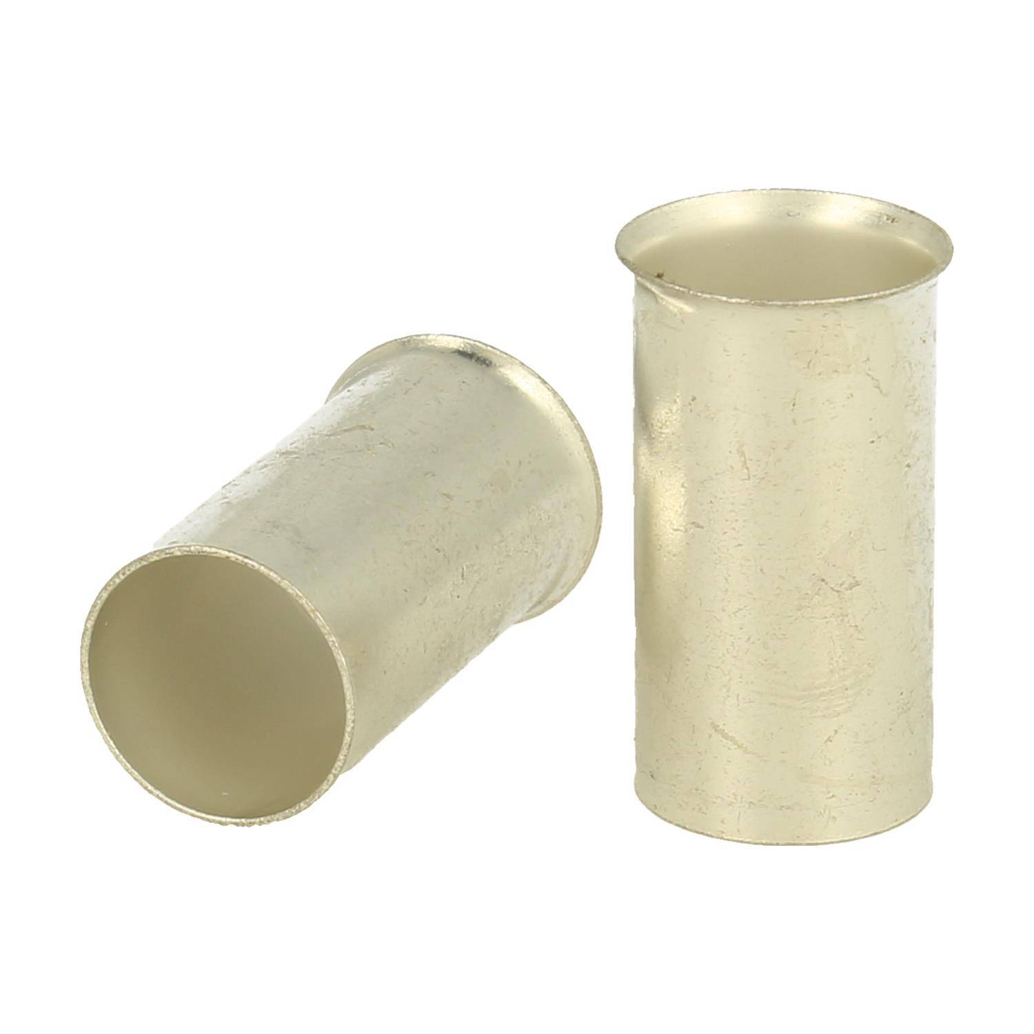 Zwei goldfarben Zylinder aus Metall, einer aufrecht stehend und einer auf der Seite liegend, vor einem weißen Hintergrund.