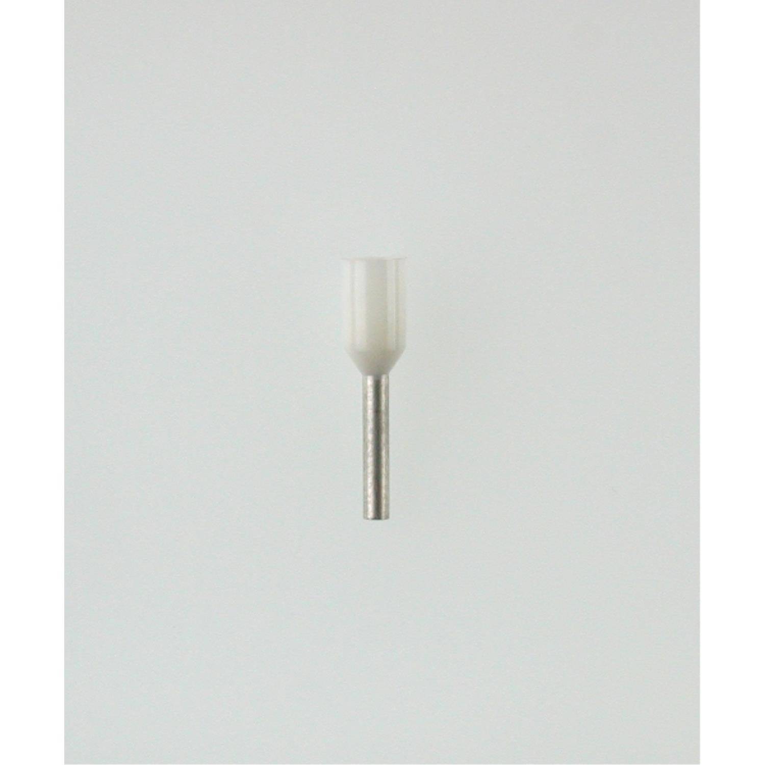 Eine einzelne weiße Aderendhülse mit einem Metallstift auf einem einfarbigen Hintergrund, die für den elektrischen Leitungsabschluss entwickelt wurde.