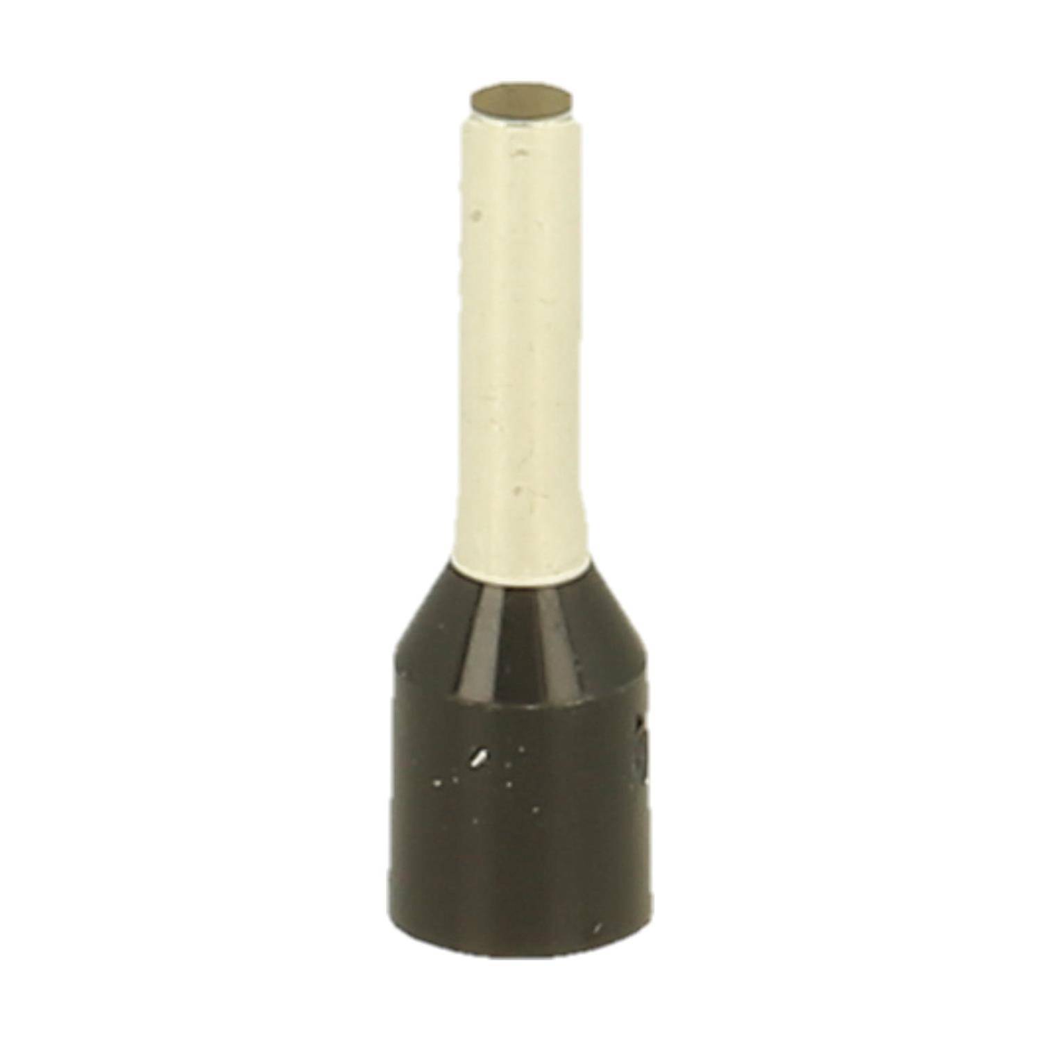 Eine schwarze und beige Metallkrimmelzange mit einer Spitze, die zum Isolieren von elektrischen Kabeln entwickelt wurde, vor einem einfarbigen weißen Hintergrund.