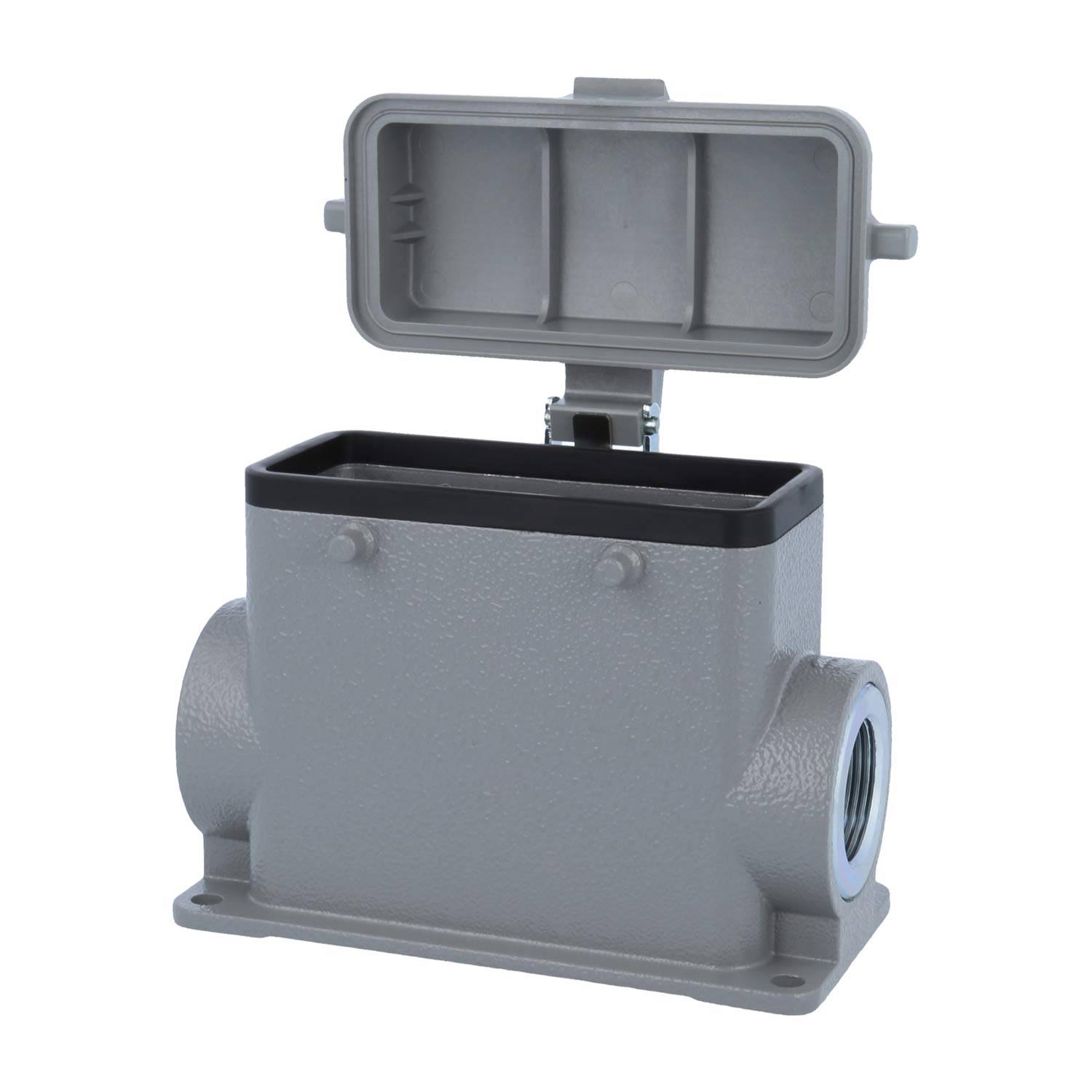 Rechteckige graue elektrische Verteilerdose mit einem offenen abnehmbaren Deckel, die Innenräume und seitliche Kabeleinführungspunkte zeigt.