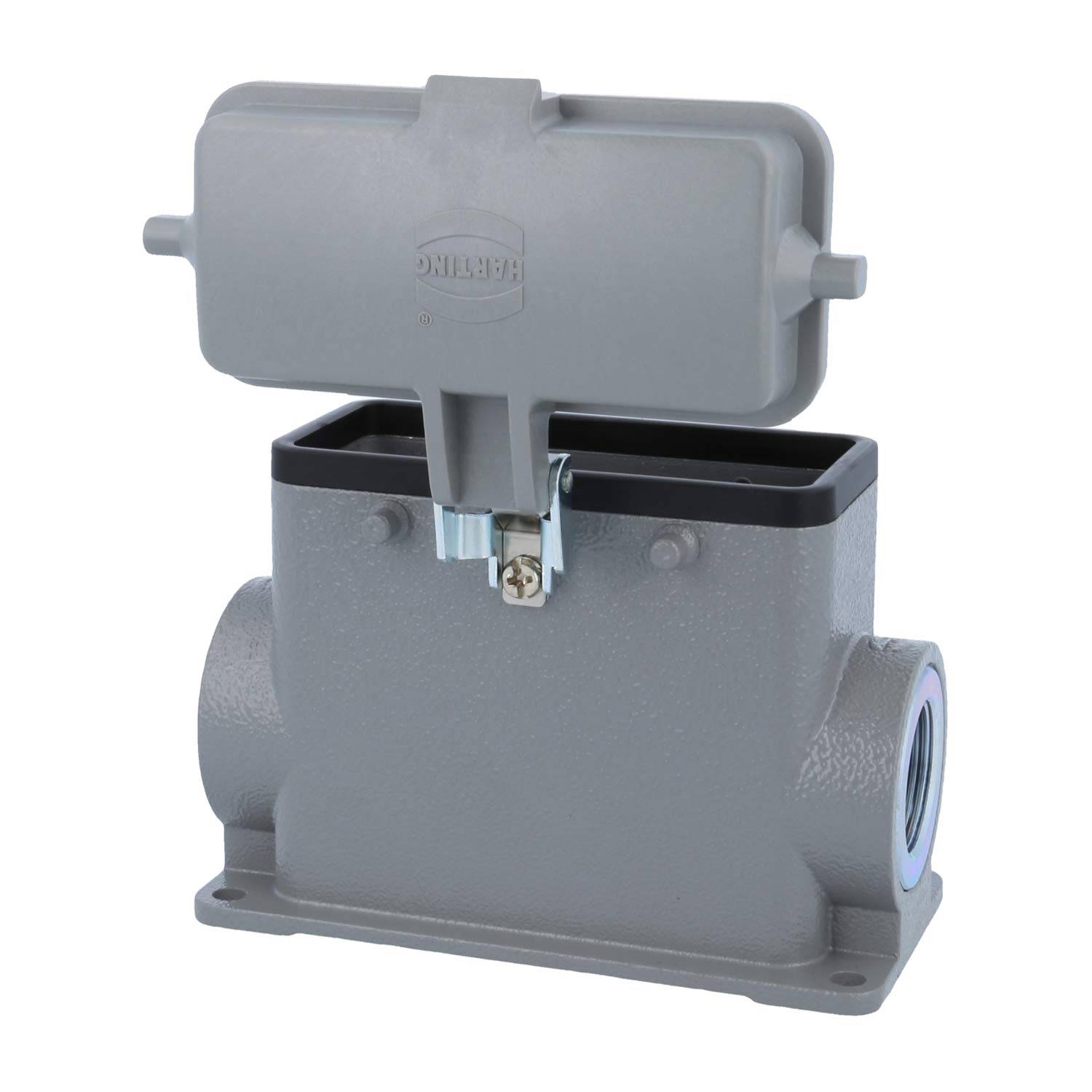 Ein grauer industrieller elektrischer Anschlussgehäuse mit einer offenen Klappe, die das Innere zeigt. Das Design ist robust und für den Einsatz unter schweren Bedingungen geeignet.