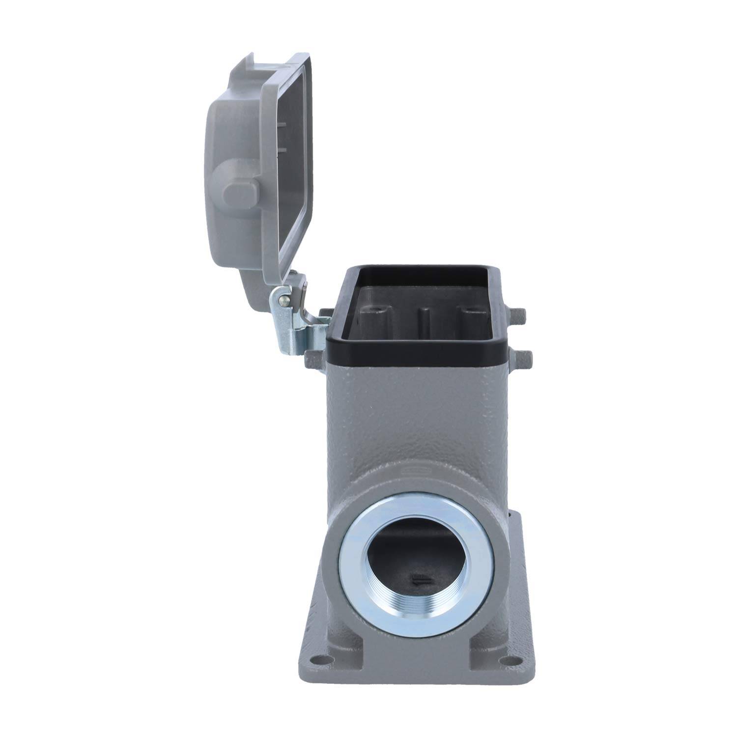 Eine graue, industrielle Wandsteckdosenbox mit geschlossenem Deckel, konzipiert für sichere und witterungsbeständige Stromverbindungen.