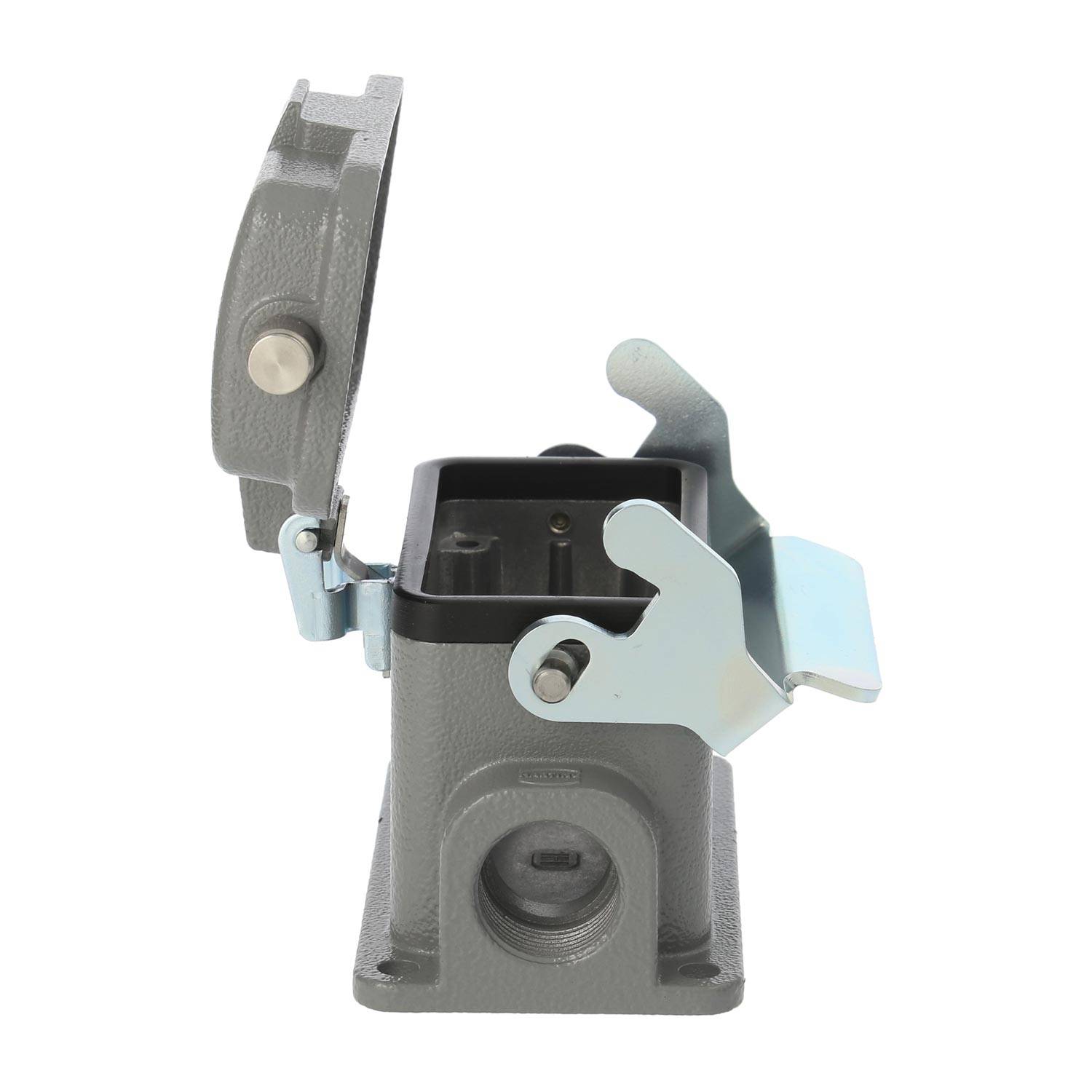 Eine offene graue Elektro-Verteilerdose mit einem klappbaren Deckel und einem blauen Verschluss, konzipiert zum Zugriff auf oder zur Sicherung von Elektroverbindungen.