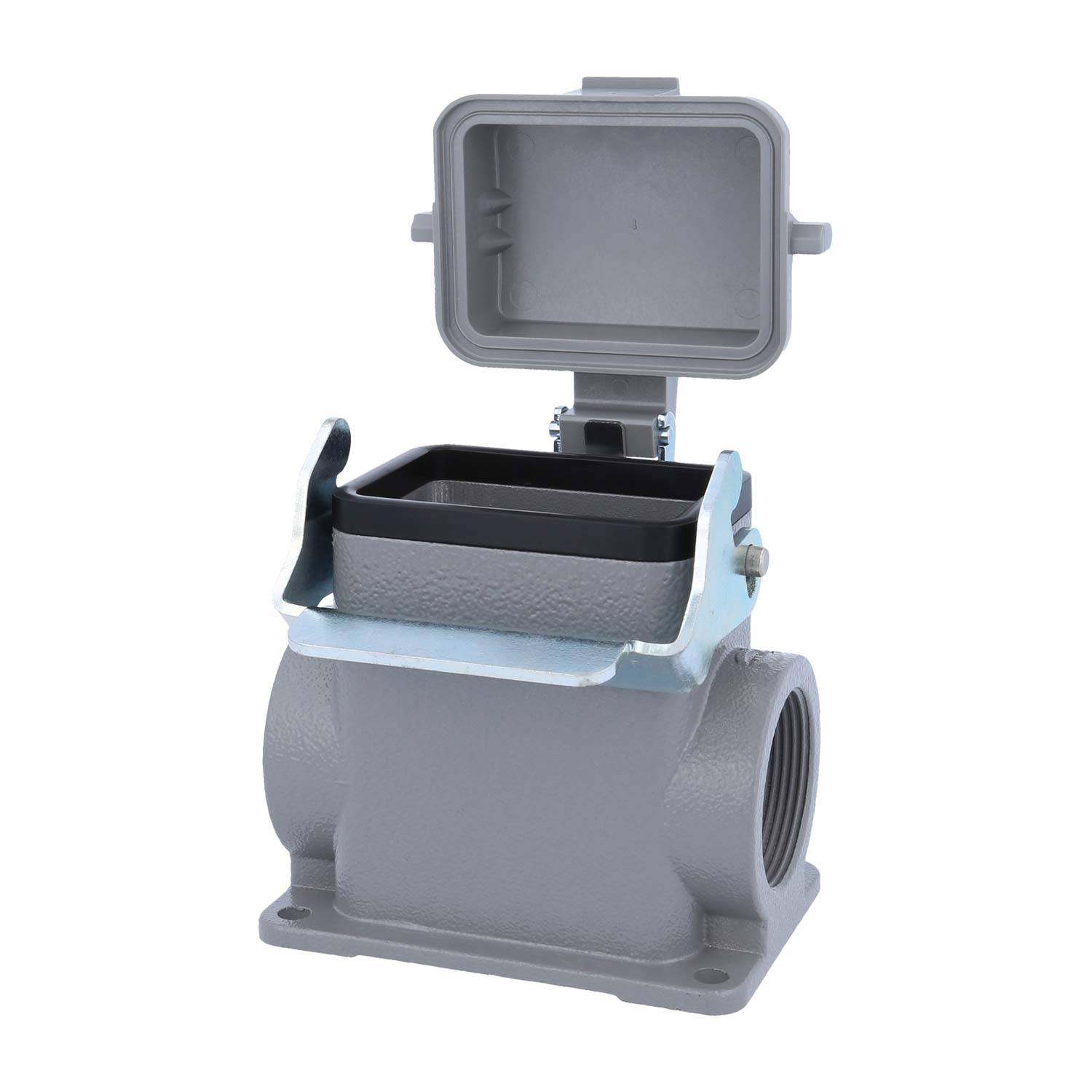 Eine rechteckige graue Verteilerdose mit offenem Deckel zeigt Innenkomponenten. Sie hat einen Bolzen an der Seite und eine angebrachte Montagebasis.