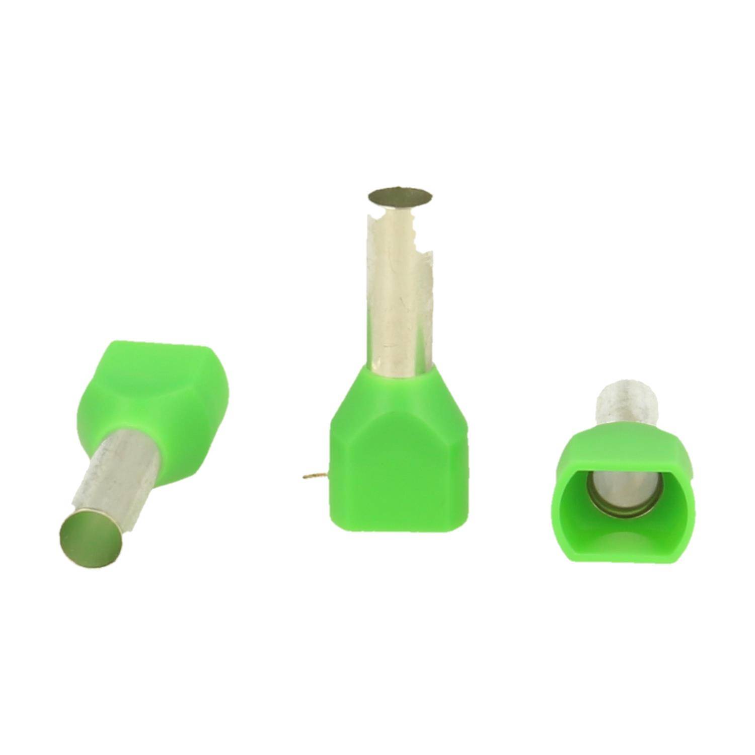 Drei grüne isolierte Steckverbinder mit Metallstiften, aus drei verschiedenen Blickwinkeln gezeigt: Seite, Draufsicht und Öffnung, auf einem weißen Hintergrund.
