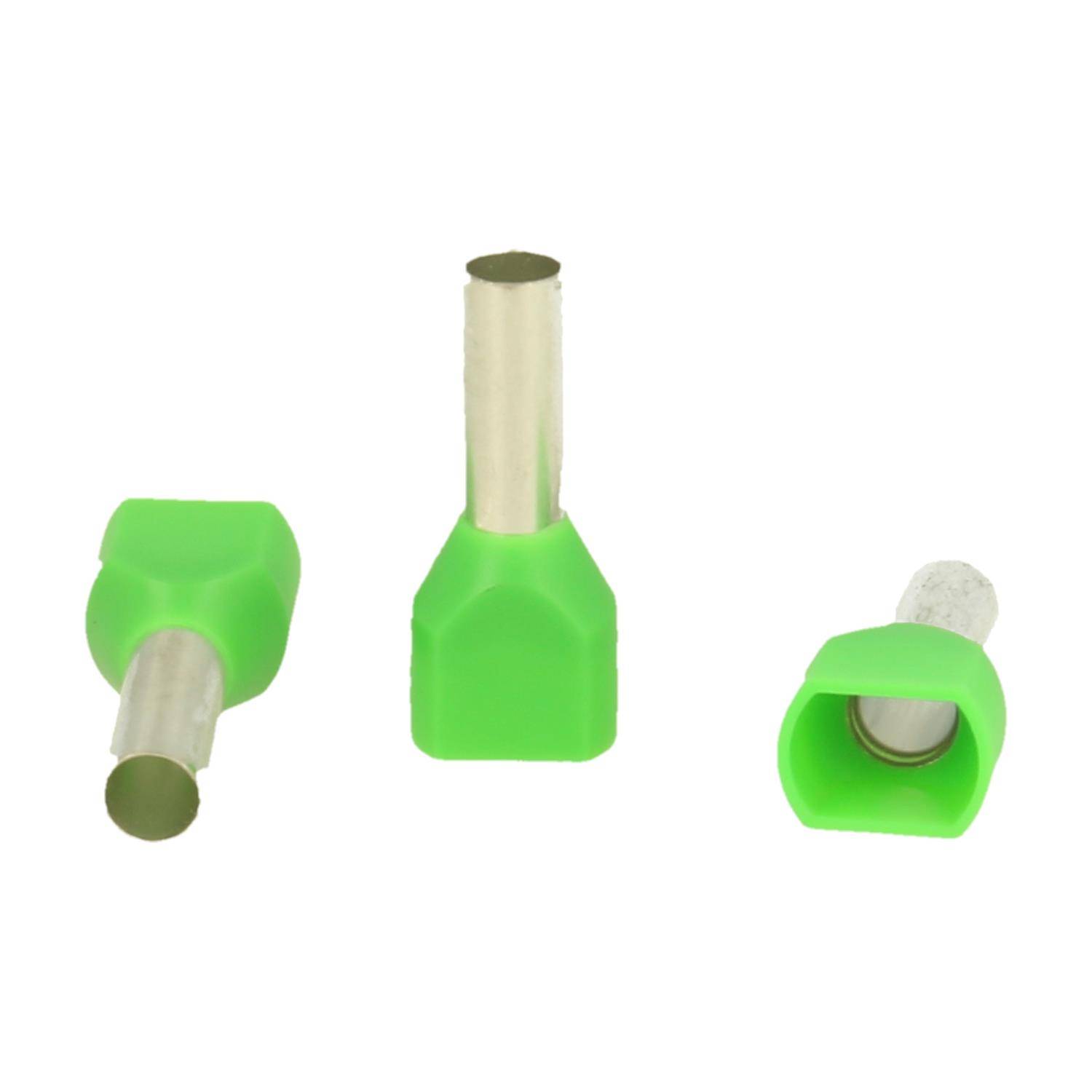 Drei grüne isolierte Aderendhülsen werden vor einem weißen Hintergrund gezeigt, die ihr Design und ihre Form aus verschiedenen Perspektiven veranschaulichen.