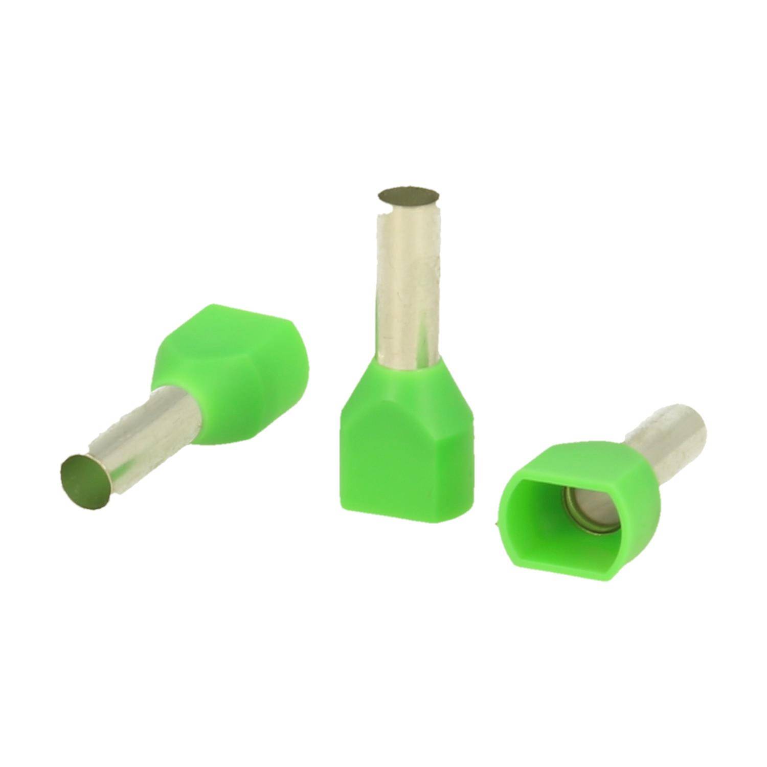 Drei grüne Aderendhülsen für elektrische Verbindungen, aus verschiedenen Winkeln dargestellt, um sowohl die Metallröhre als auch die Kunststoffummantelung zu zeigen.