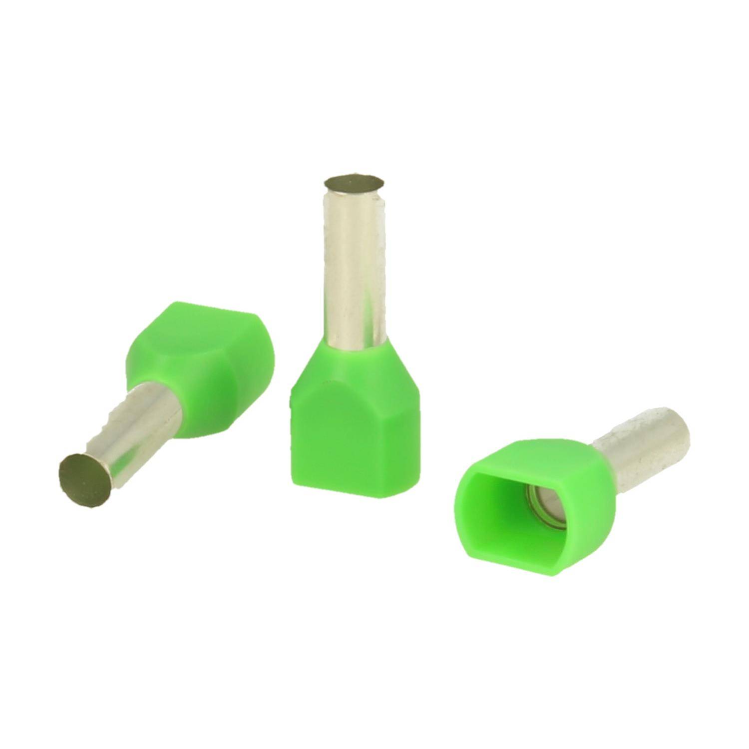 Drei grüne isolierte Ferrule werden gezeigt, eine aufrecht stehend, eine liegend mit Blick auf ihre Öffnung und eine in einem Winkel, wobei ihre zylindrische Form hervorgehoben wird.