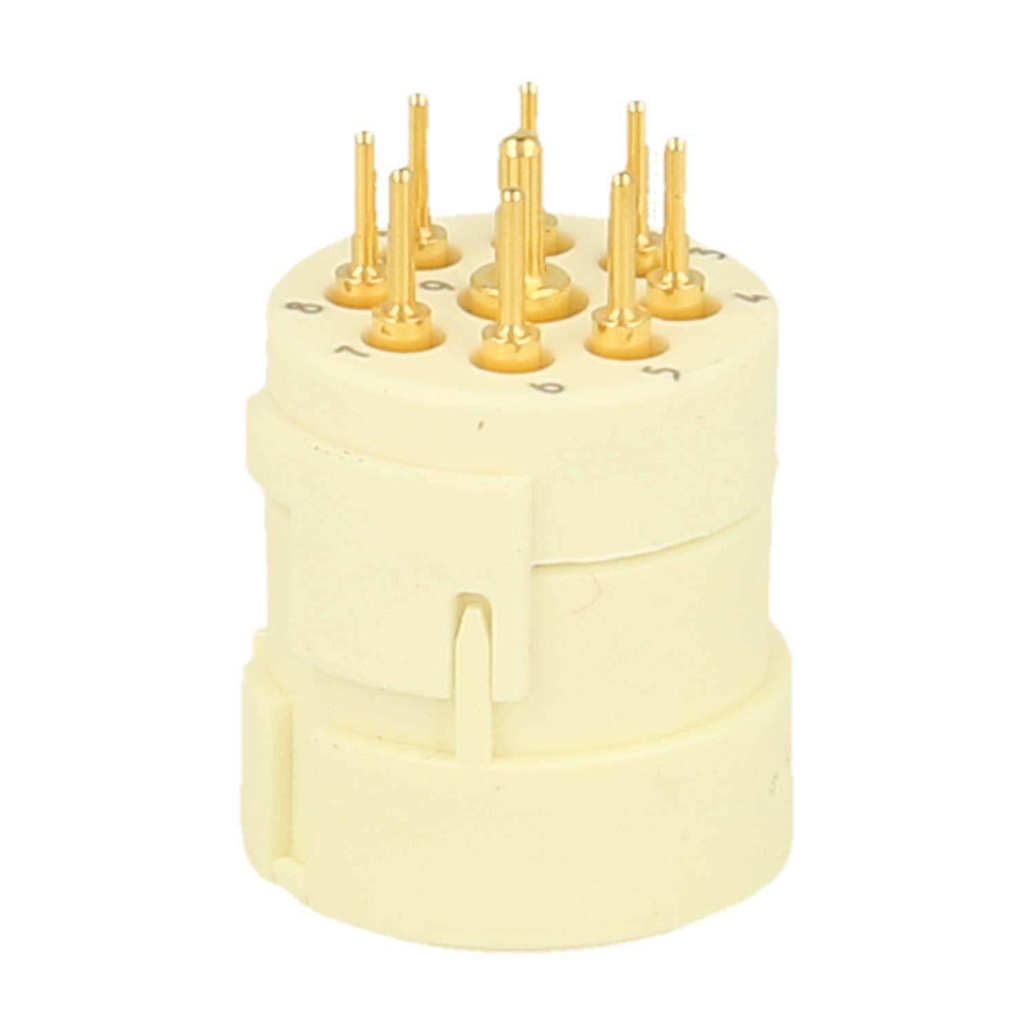 Eine beige Plastikbuchse mit goldenen Metallstiften, die in einem kreisförmigen Muster angeordnet sind und für elektronische Verbindungen verwendet wird.
