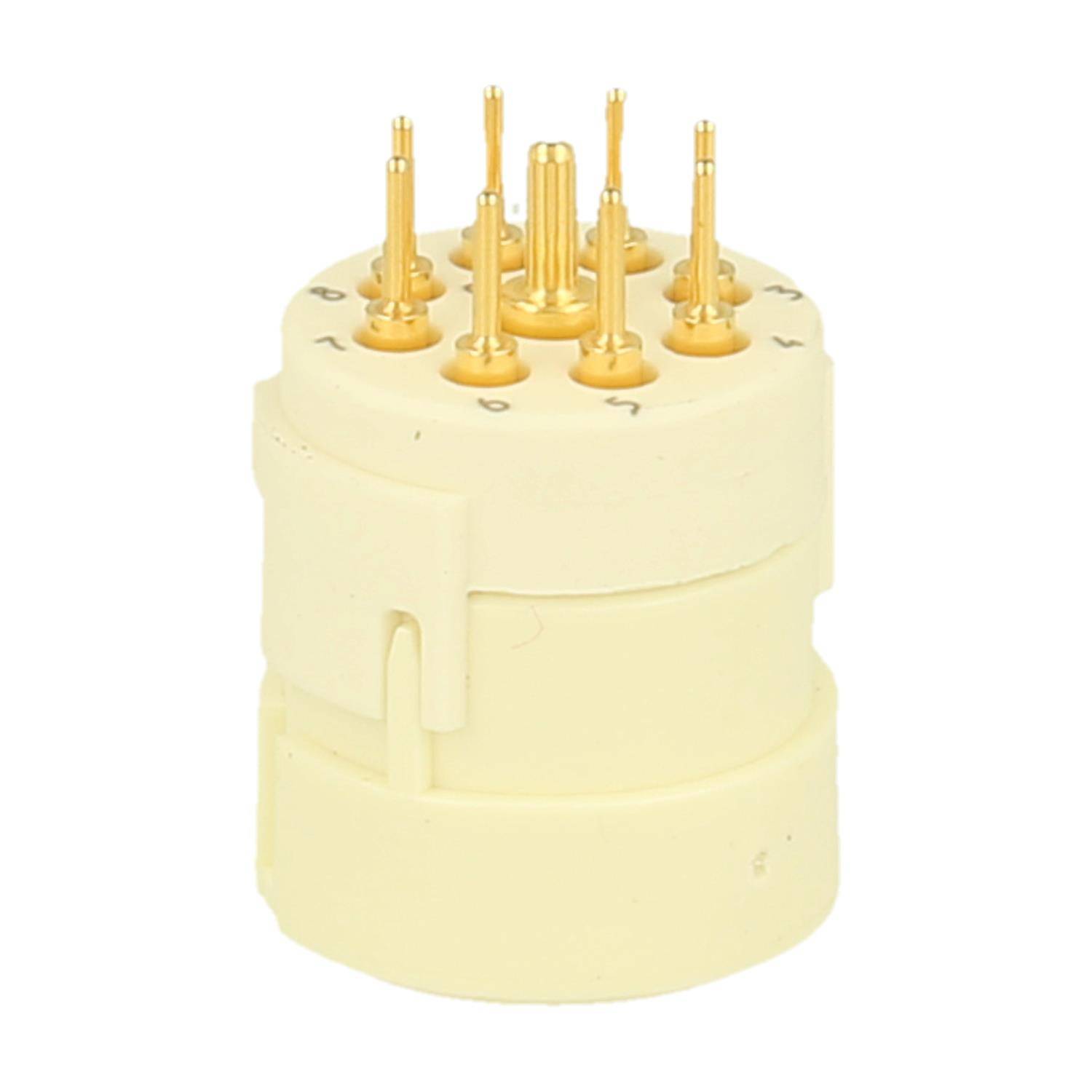 Eine beige, runde Buchse mit neun goldenen Metallstiften, die kreisförmig auf der Oberfläche angeordnet sind und wahrscheinlich zum Anschluss elektronischer Komponenten dient.