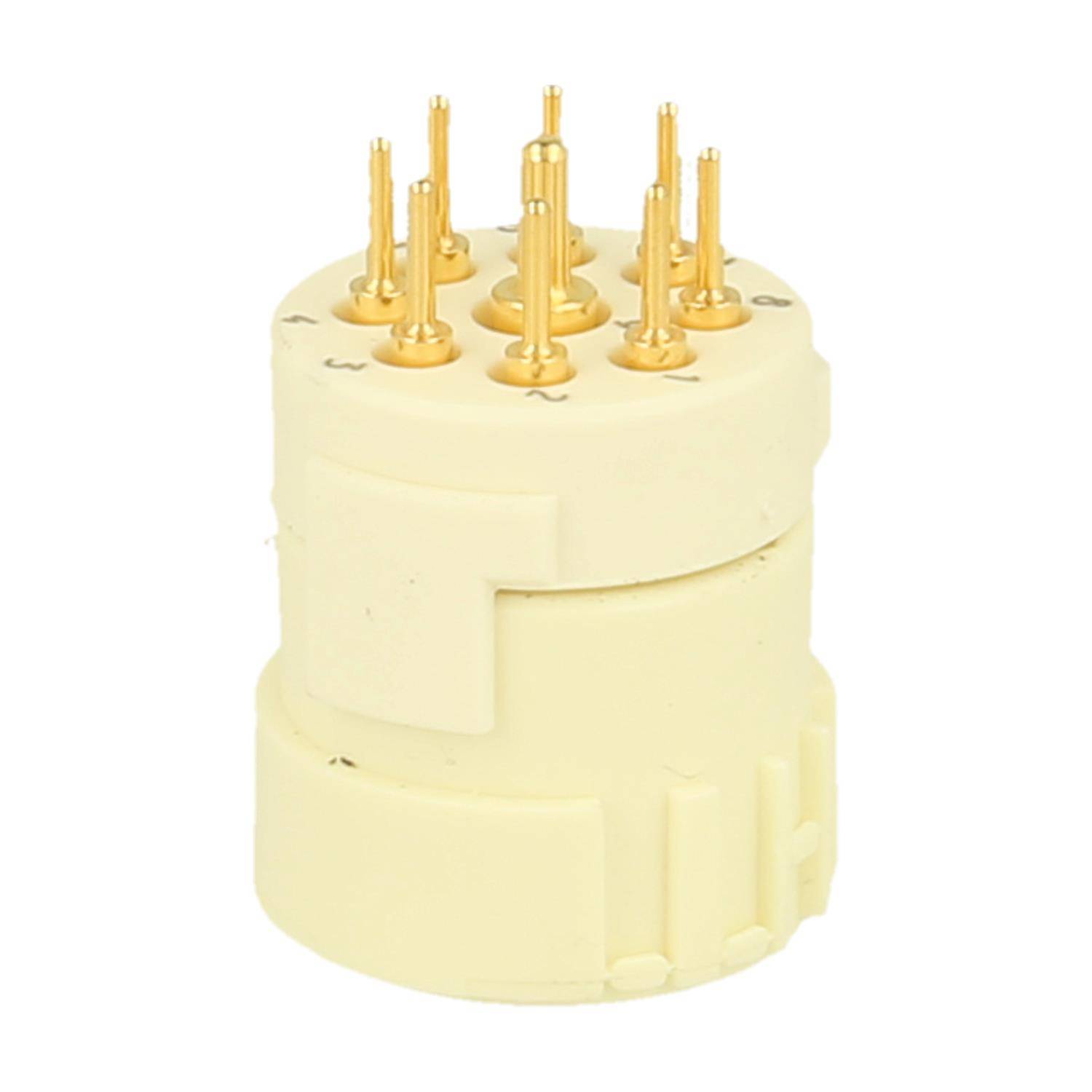 Ein beiger kreisförmiger elektrischer Stecker mit acht goldenen Pins an der Oberseite, die jeweils mit schwarzen Buchstaben und Ziffern zur Identifikation beschriftet sind.