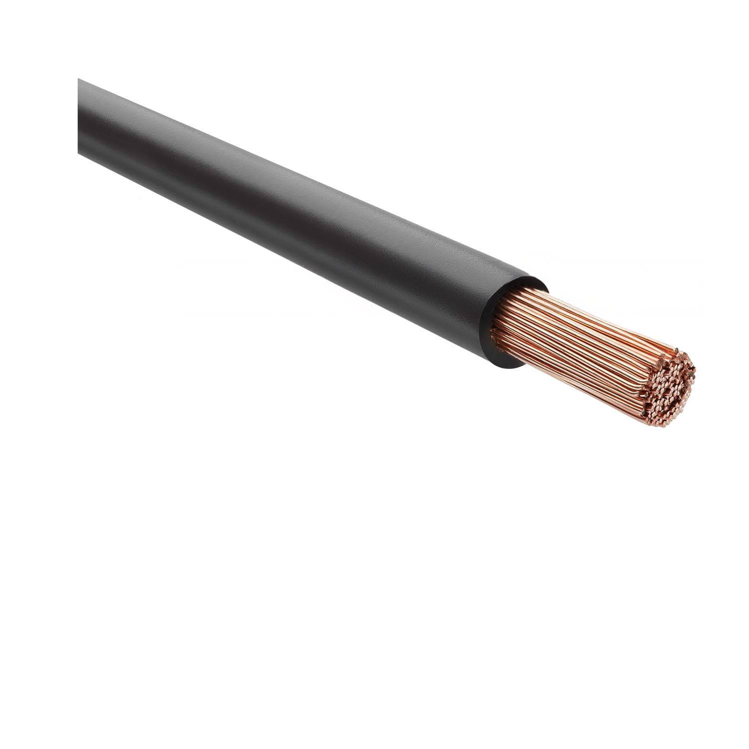 Ein schwarzes isoliertes elektrisches Kabel mit freiliegenden Kupferdrähten an den Enden, diagonal vor einem weißen Hintergrund positioniert.