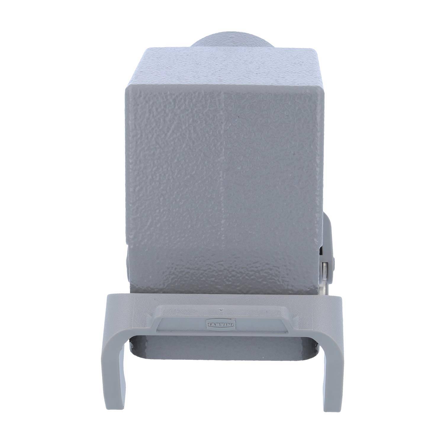 Eine graue, an der Wand montierte Elektroverteilerdose, von vorne betrachtet, mit geschlossenem Deckel und angebrachter Schutzabdeckung am unteren Rand.