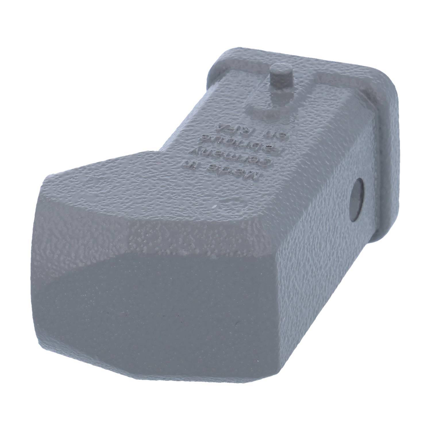 Eine graue, gewinkelte Metallrohrverschraubung mit einer strukturierten Oberfläche, die eine Befestigungsbohrung und erhabenen Text auf der Oberseite aufweist.