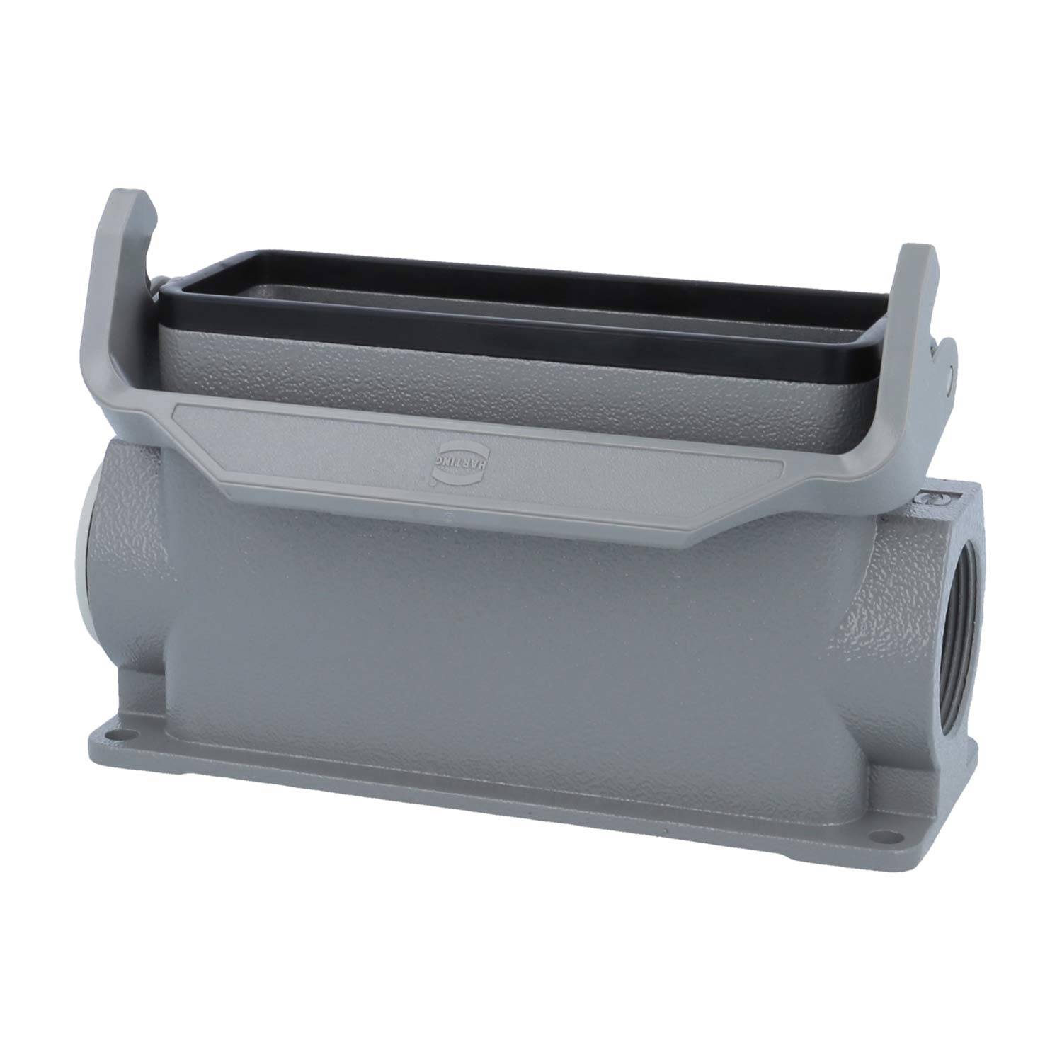 Ein grau-silbernes industrielles Steckverbindergehäuse mit einem klappbaren Deckel, ausgestattet mit seitlichen Befestigungspunkten, verwendet zur Sicherung elektrischer Verbindungen.