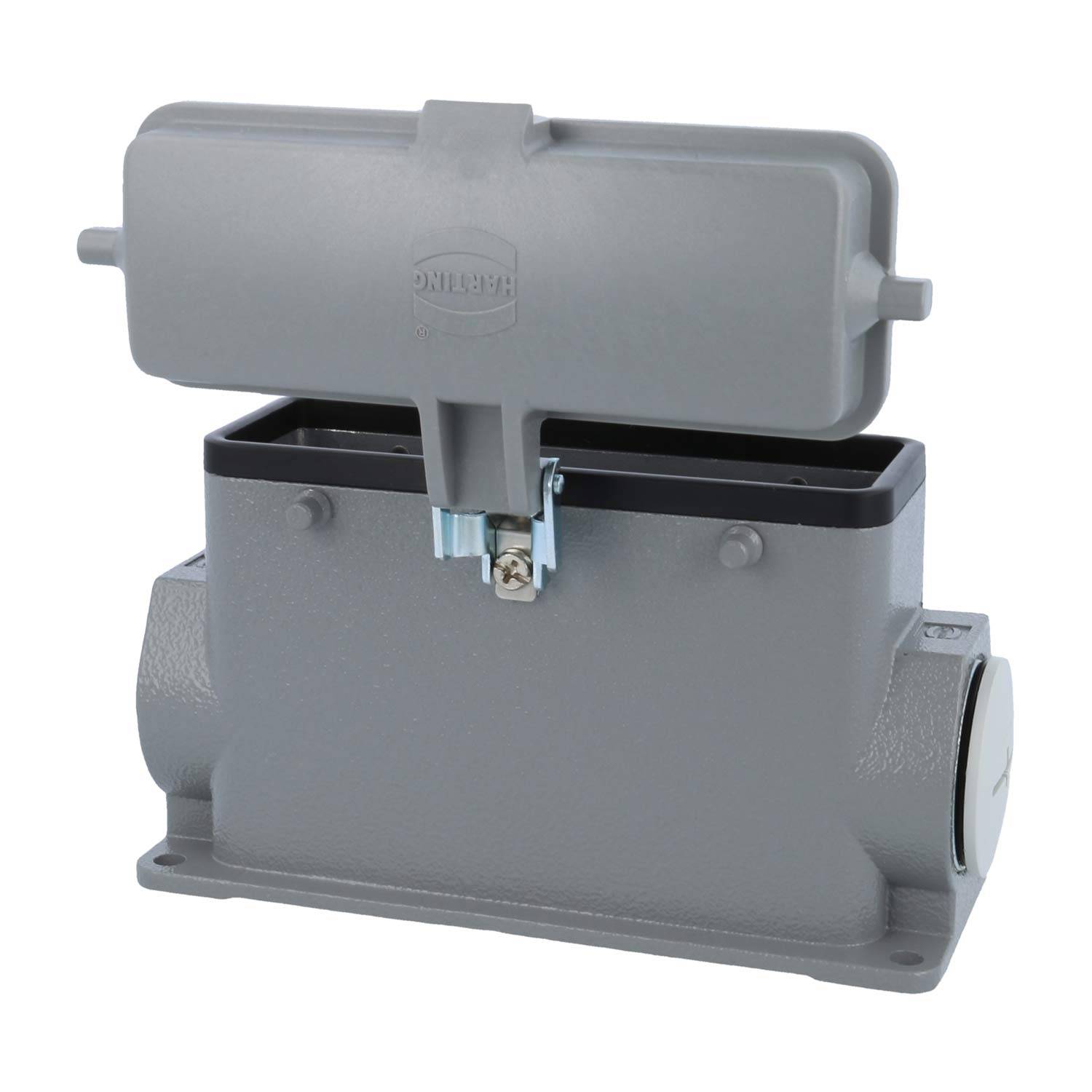 Ein grau-farbenes, robustes industrielles Anschlussgehäuse mit einer klappbaren Schutzabdeckung, geeignet für sichere elektrische Verbindungen.