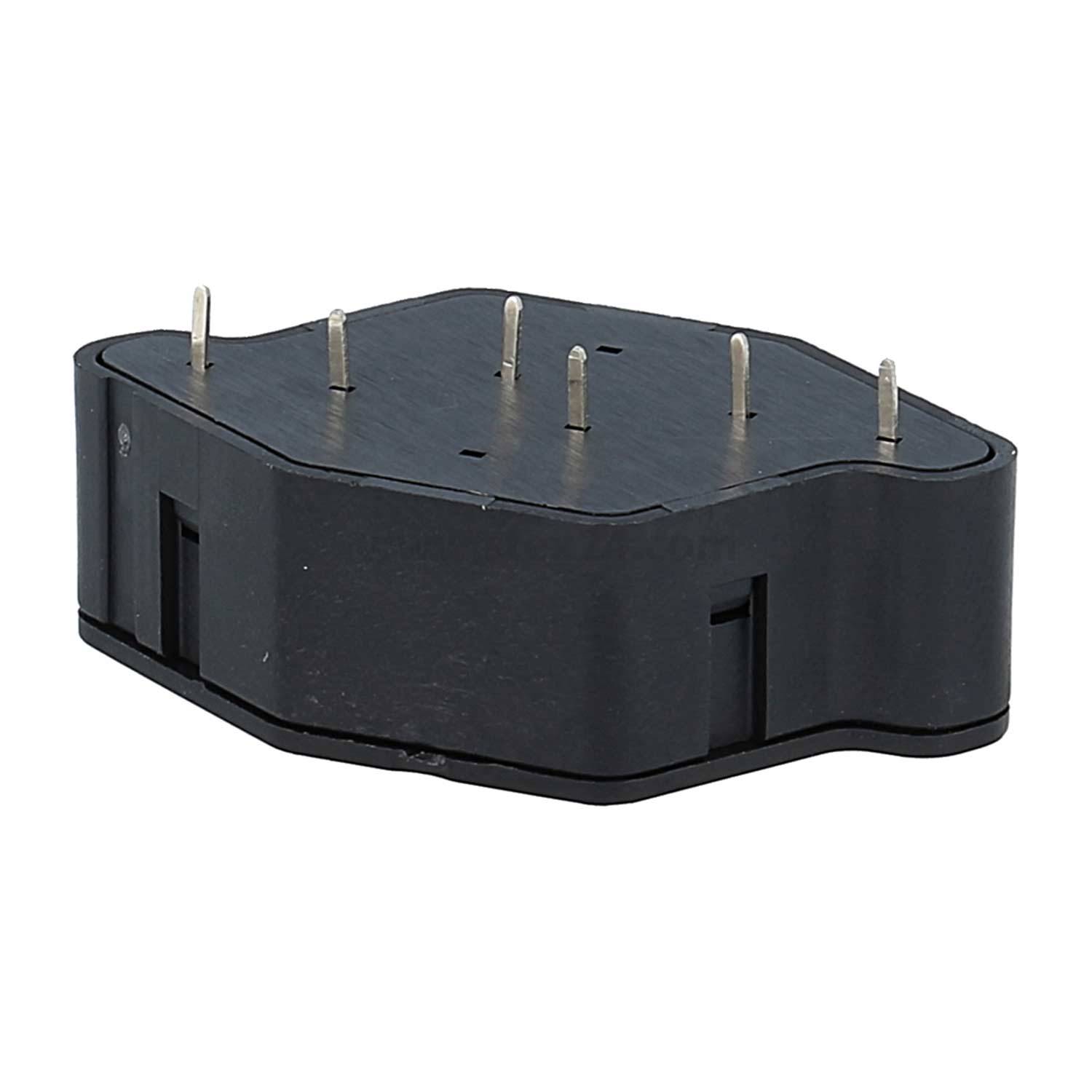 Ein schwarzer elektrischer Steckeradapter mit mehreren Stiften, geeignet zum Anschluss verschiedener Stromstecker.