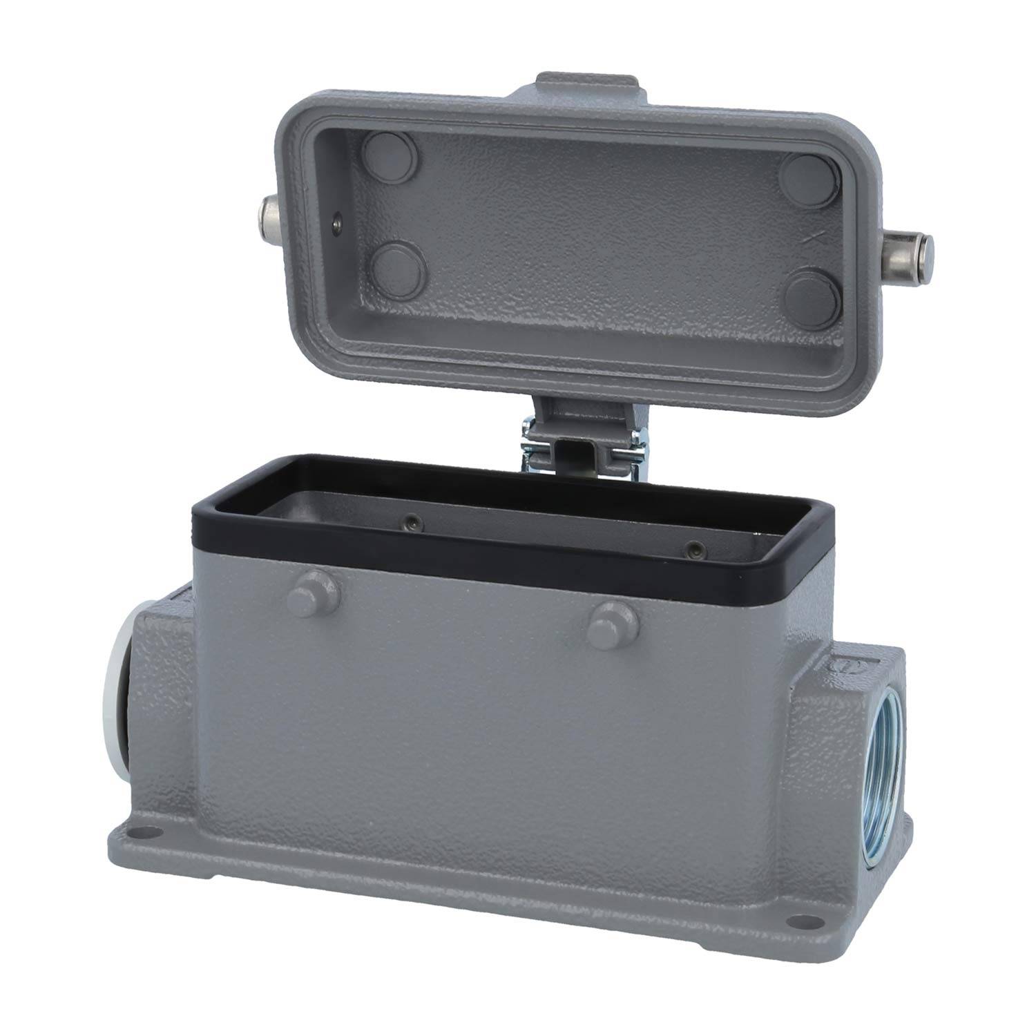 Metallische Elektroverteilerdose mit offener Abdeckung, die den Innenraum für Verkabelung zeigt und mehrere Leitungsanschlüsse an den Seiten aufweist.