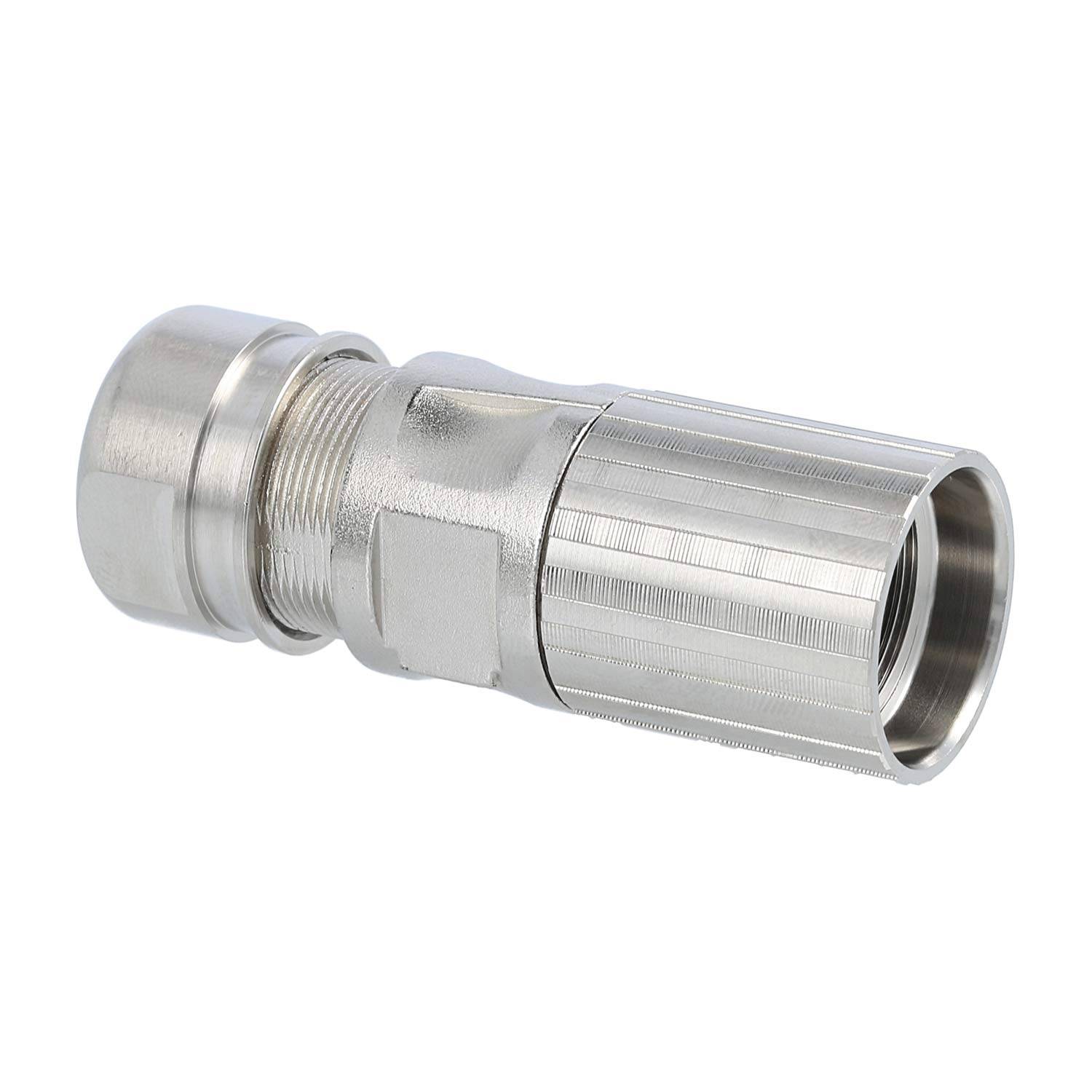 Ein silberner Koaxialkabelanschluss, der typischerweise für TV- oder Internetverbindungen verwendet wird, auf einem weißen Hintergrund.