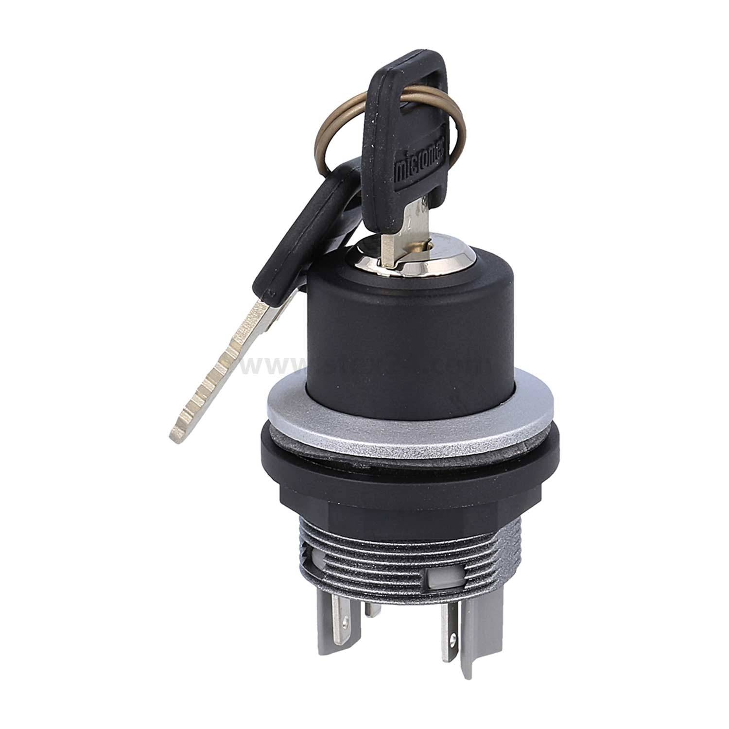 Ein Zündschalter aus Metall mit eingestecktem Schlüssel, der an der Basis mehrere Kabelanschlüsse aufweist, der hauptsächlich in Kraftfahrzeugen oder Maschinen verwendet wird.