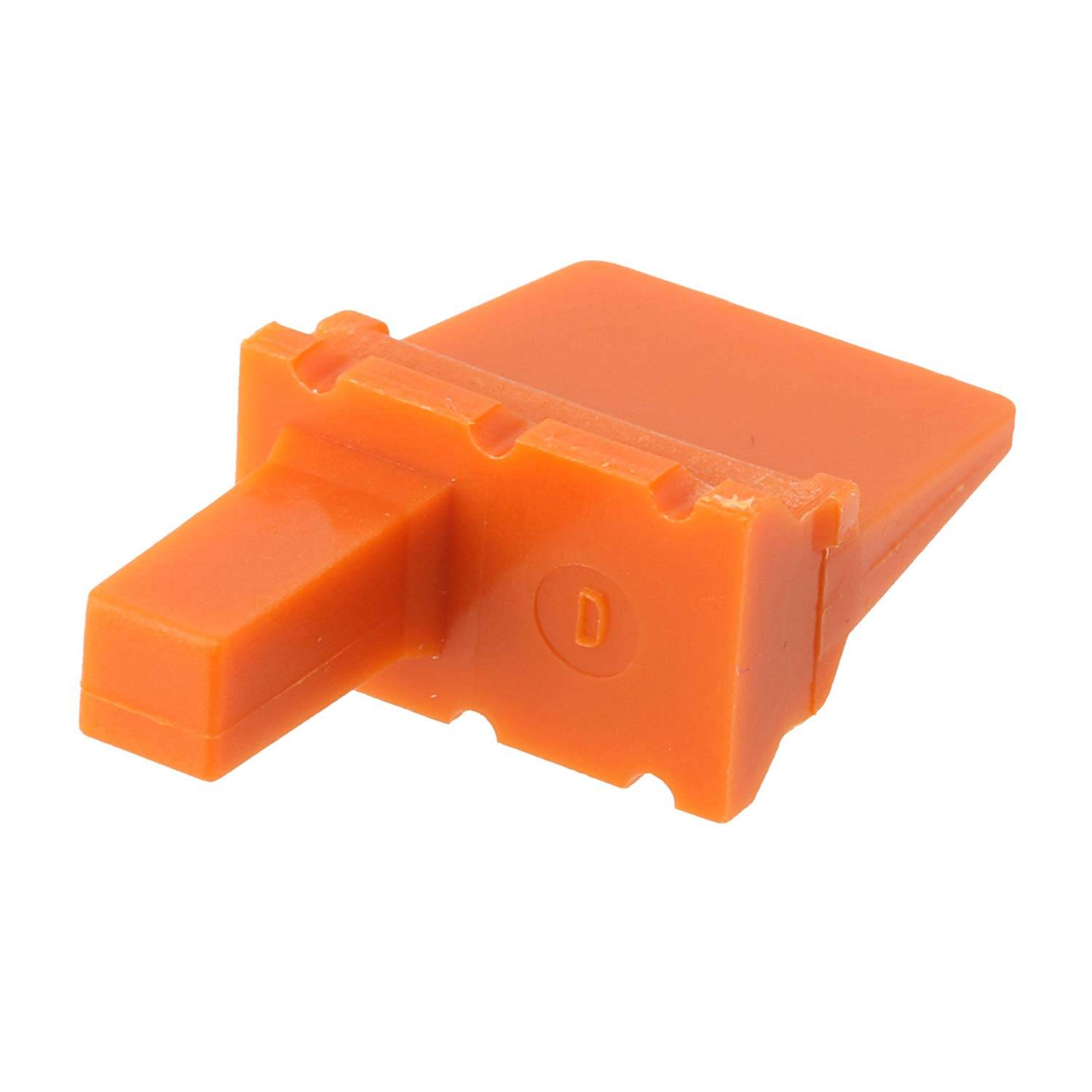 Eine orangefarbene Kunststoff-Sicherung mit flachem Design und einem vorstehenden Etikett mit der Aufschrift 'D'.