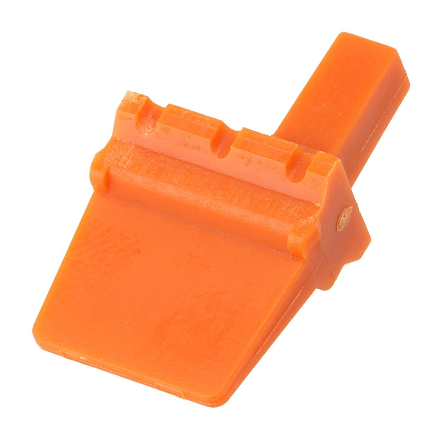 Ein orangefarbenes Plastikwerkzeug mit einer flachen, quadratischen Basis und erhöhten Kerben oben, das als Keil oder Abstandshalter bei Bau- oder Heimwerkerarbeiten verwendet wird.