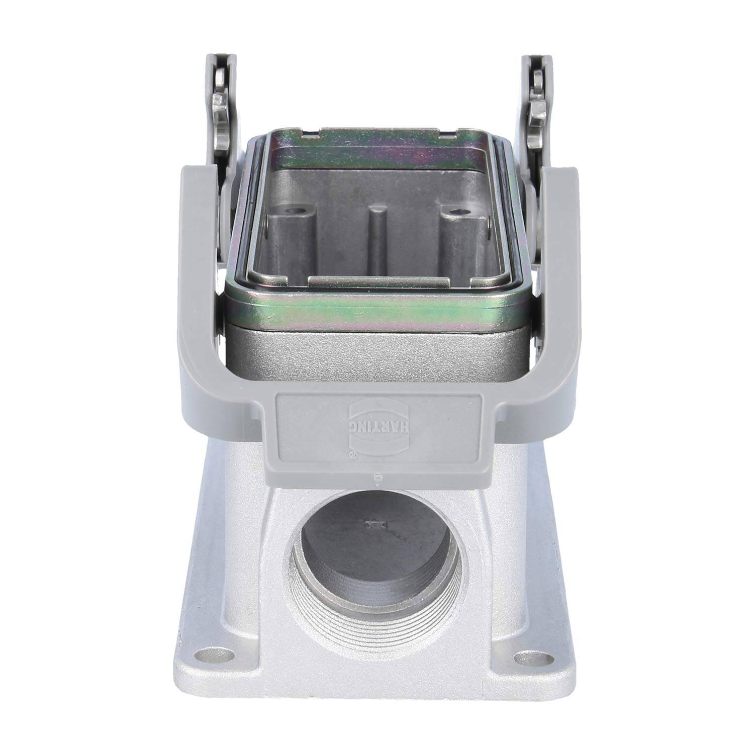 Ein metallisches industrielles Anschlussgehäuse mit einer rechteckigen Öffnung und zwei seitlichen Verriegelungen, montiert auf einer Basis mit einem kreisförmigen Anschluss.