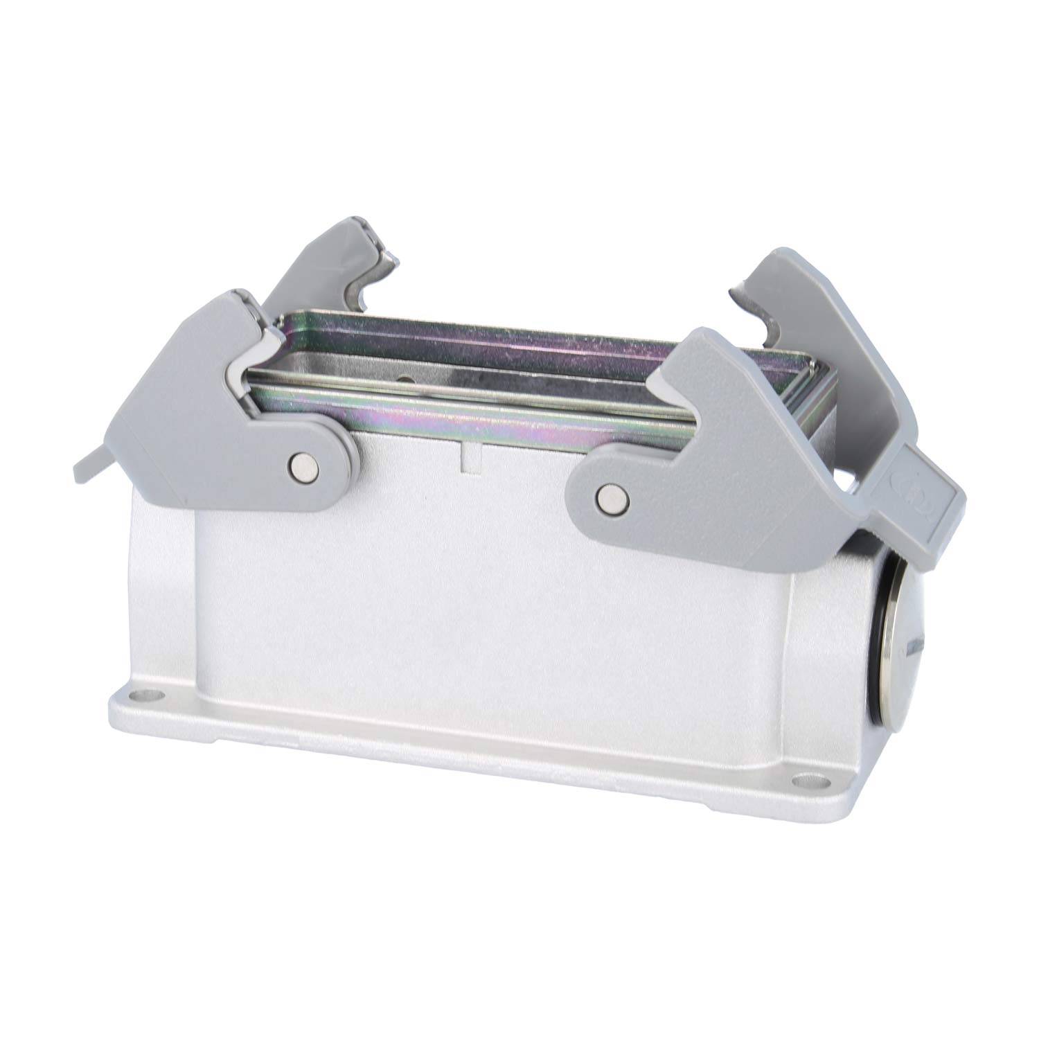 Ein rechteckiges graues industrielles Anschlussgehäuse mit zwei metallischen Verriegelungsklemmen an beiden Seiten zum Sichern von Kabeln oder Steckern.