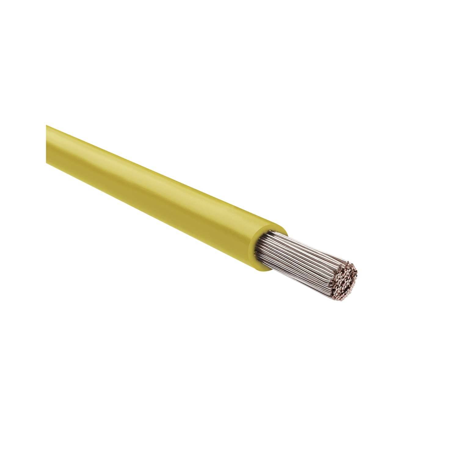 Ein gelbes isoliertes Stromkabel mit freiliegenden metallischen Litzen an einem Ende.