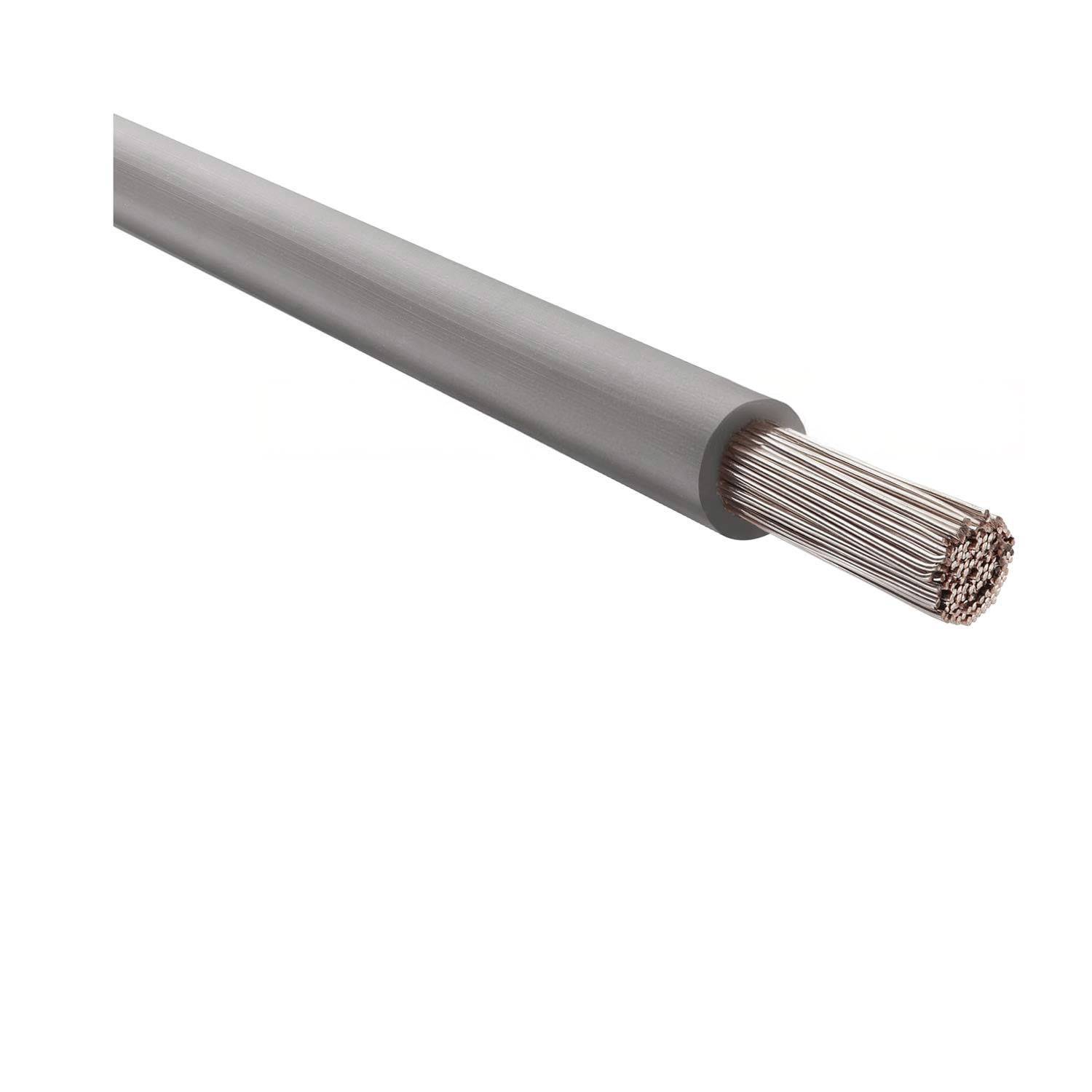 Eine Nahaufnahme eines Bündels silberfarbener Kabel in einem grauen zylindrischen Rohr, möglicherweise einen Kabel- oder Leitungsstrang darstellend.