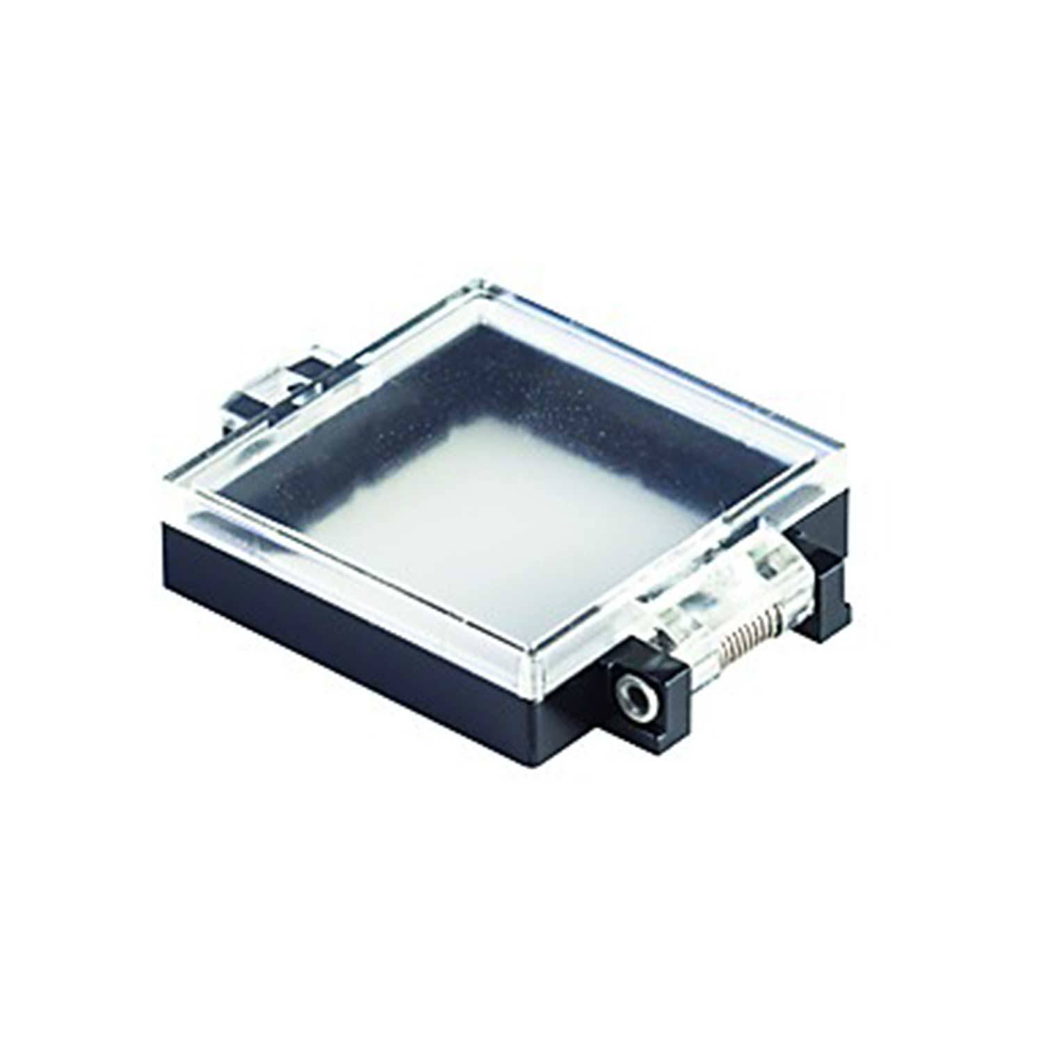 Eine kleine, transparente, quadratische Komponente mit metallischen Anschlüssen, möglicherweise eine elektronische oder optische Vorrichtung, auf weißem Hintergrund.