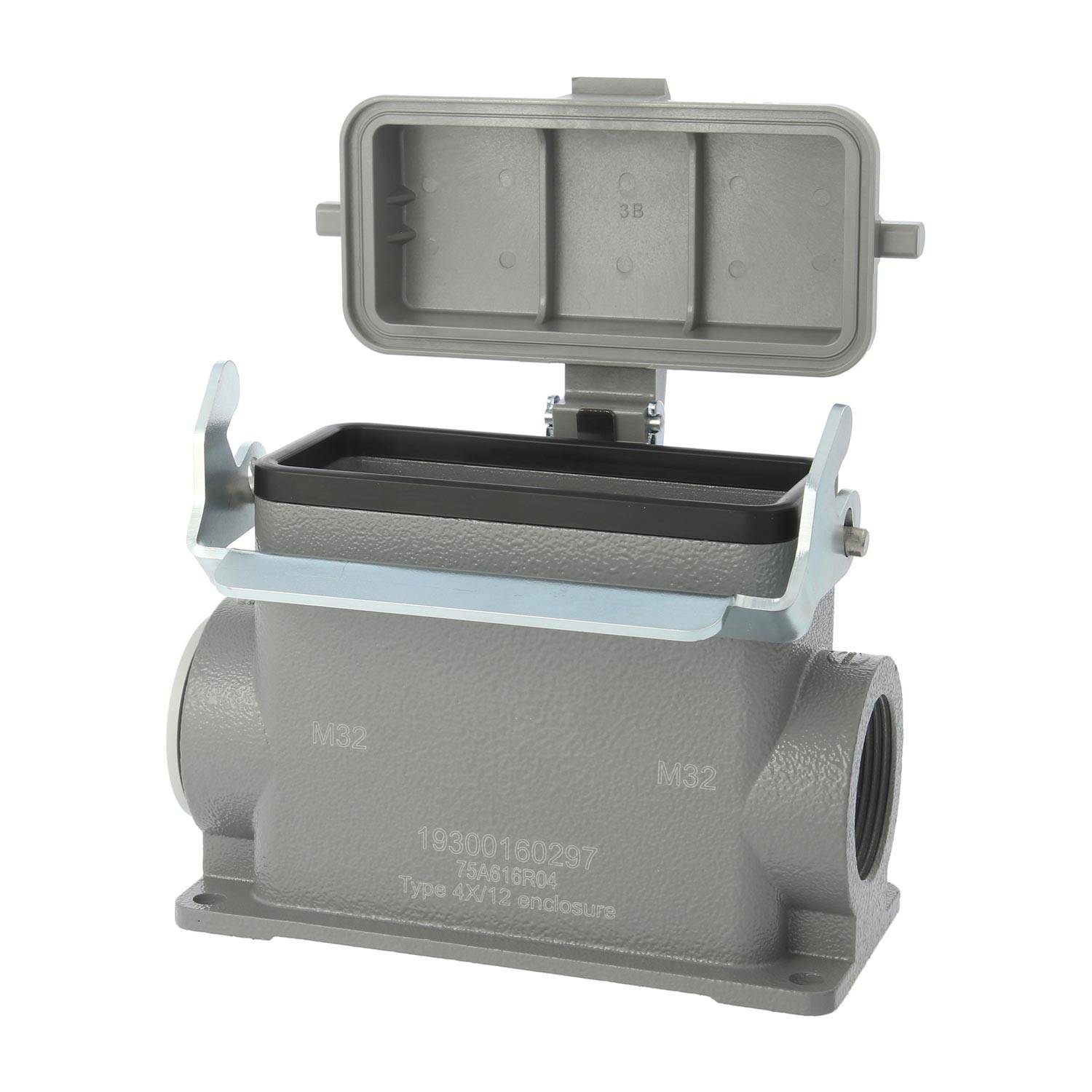 Ein grauer industrieller Anschlussblock mit offenem Schutzdeckel, der zwei M32 Ein-/Ausgangspunkte aufweist. Geeignet für raue Umgebungen.
