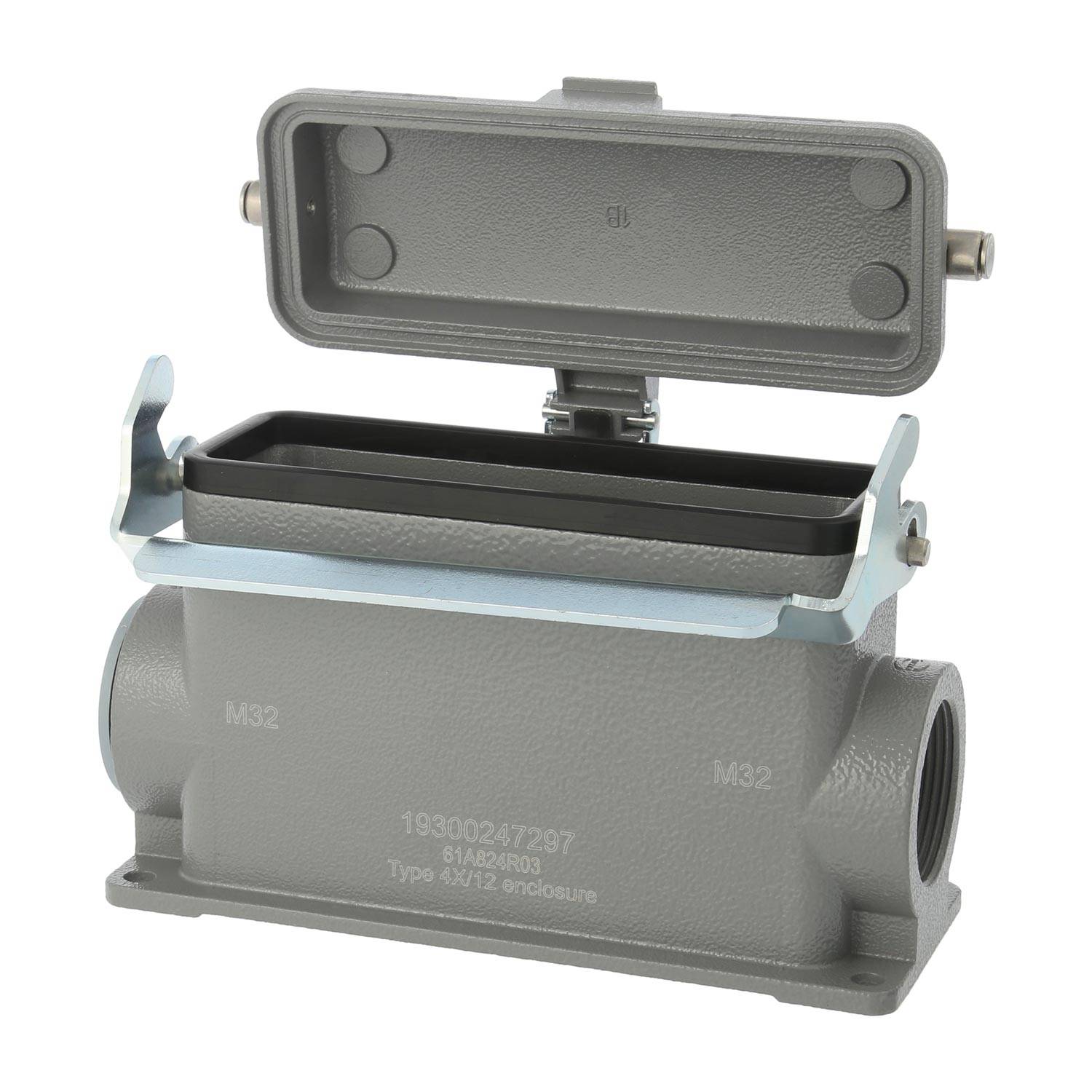 Metallisches rechteckiges elektrisches Anschlussgehäuse mit einem offenen Klappdeckel und einem sichtbaren Innenraum, der gewindebohrte Öffnungen zeigt.