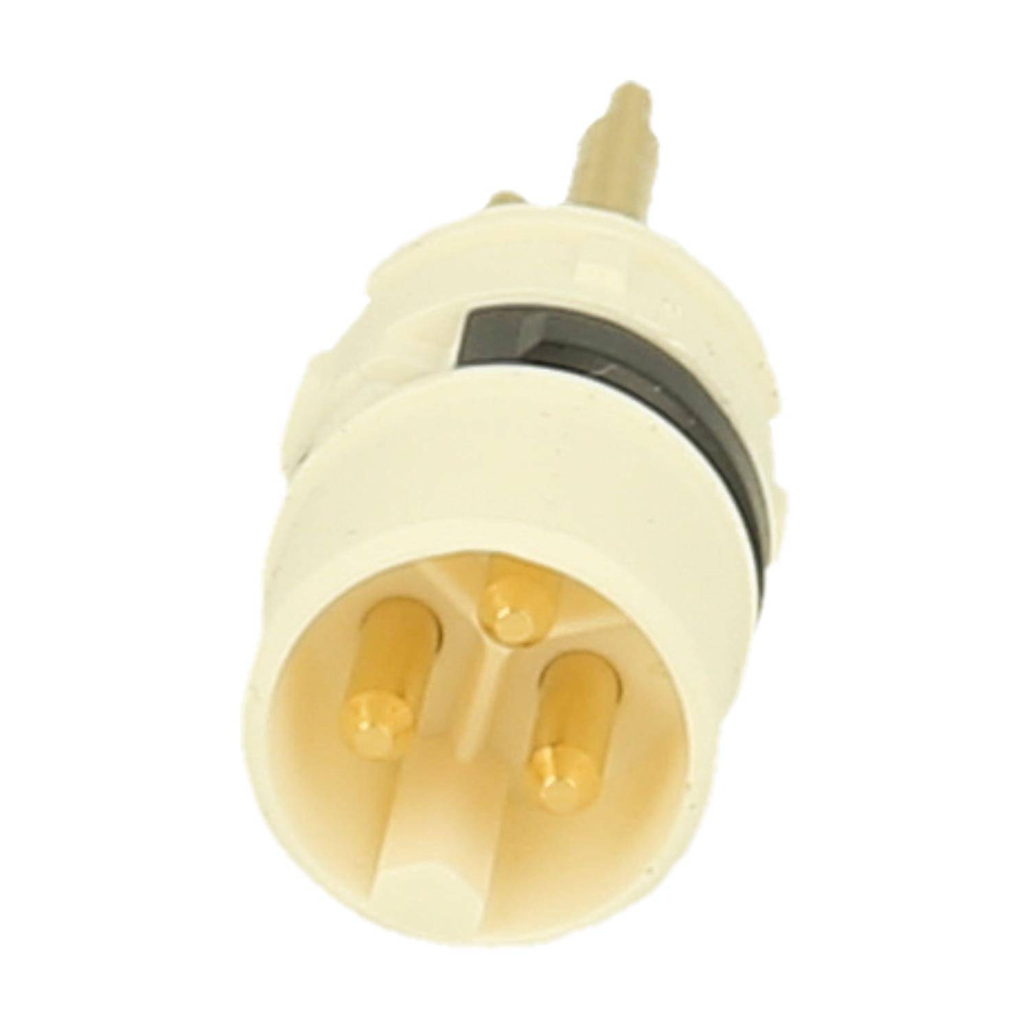 Ein dreiadrige elektrische Stecker, ausgerichtet mit den Stiften nach außen gerichtet. Der Stecker ist weiß mit einem schwarzen Band nahe der Basis.
