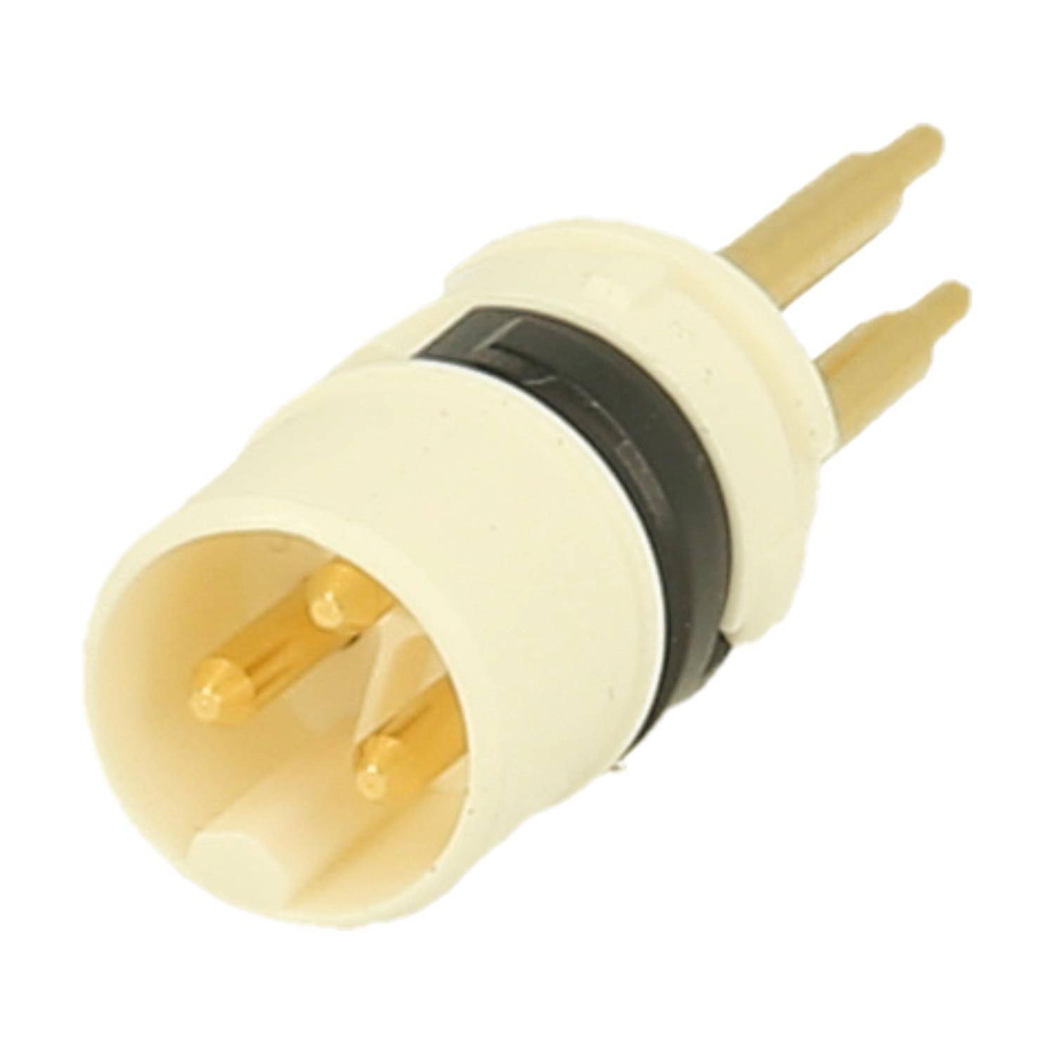 Ein weißer elektrischer Stecker mit drei runden goldenen Kontaktstiften und einem schwarzen Ring, von einer schrägen Draufsichtperspektive vor einem schlichten Hintergrund gezeigt.
