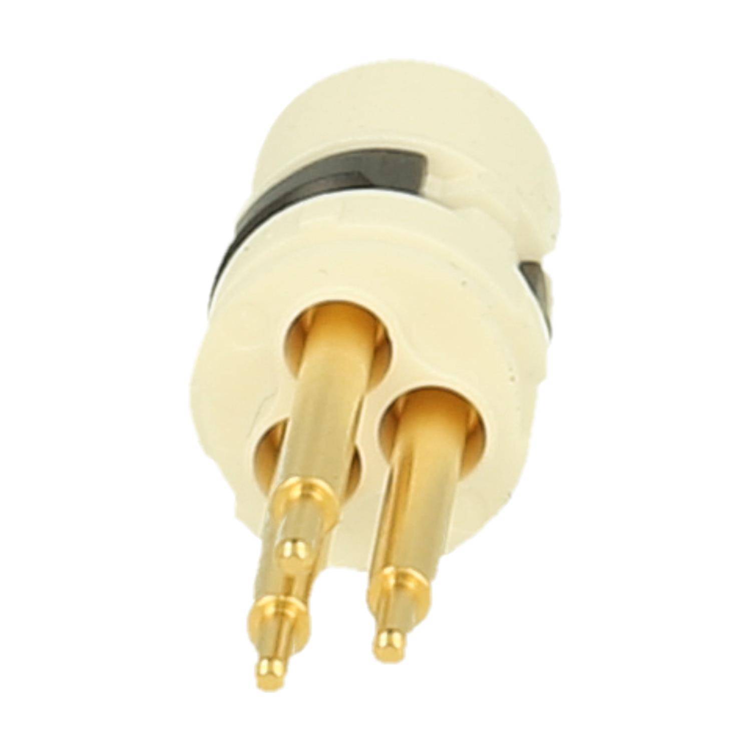 Ein dreipinniger, vergoldeter elektrischer Anschluss, von der Seite betrachtet, mit einem zylindrischen weißen Gehäuse und gleichmäßig angeordneten Pins.
