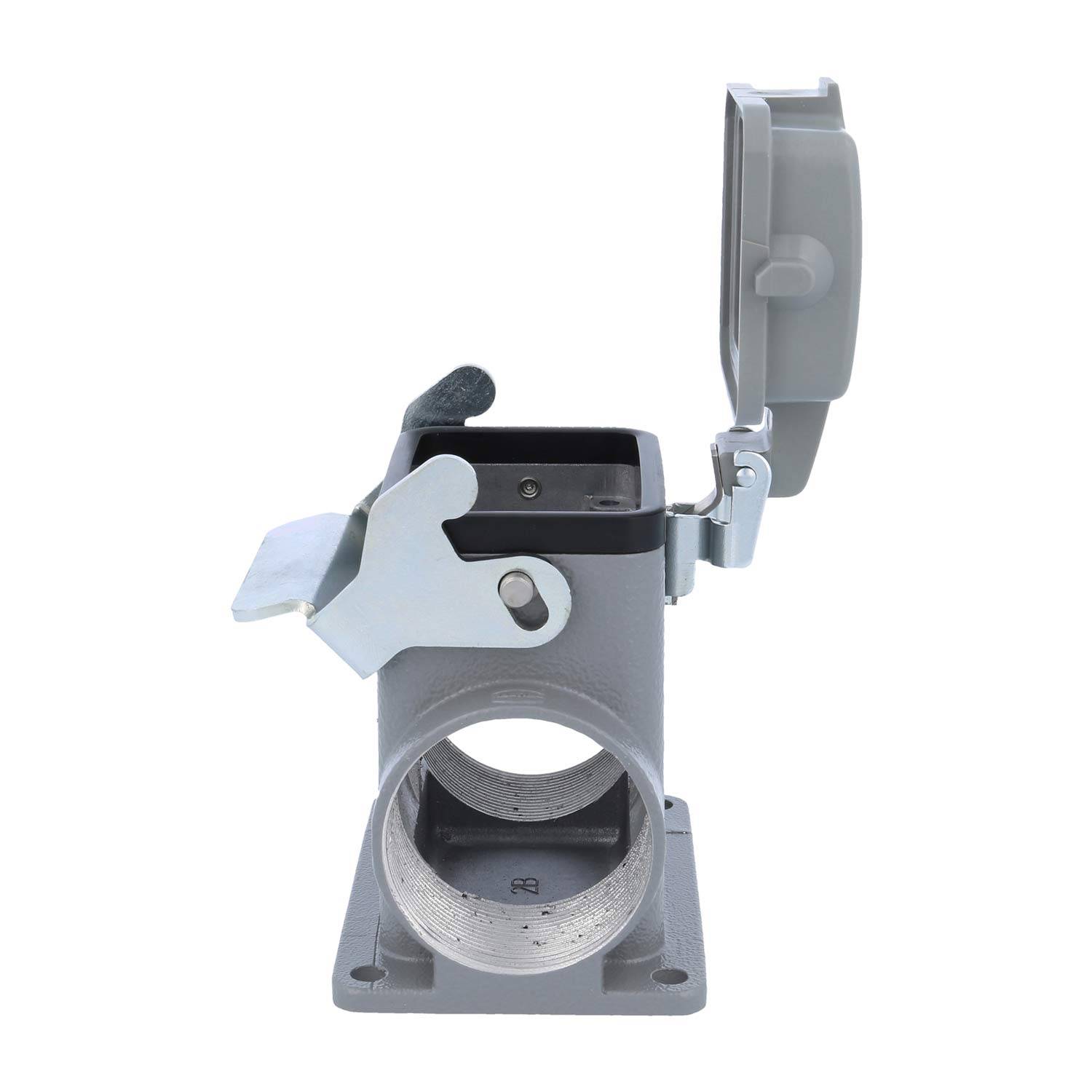 Eine graue, wandmontierte industrielle Steckdose aus Metall mit einer Klappe, die offen ist und das Innere des Gehäuses freilegt.