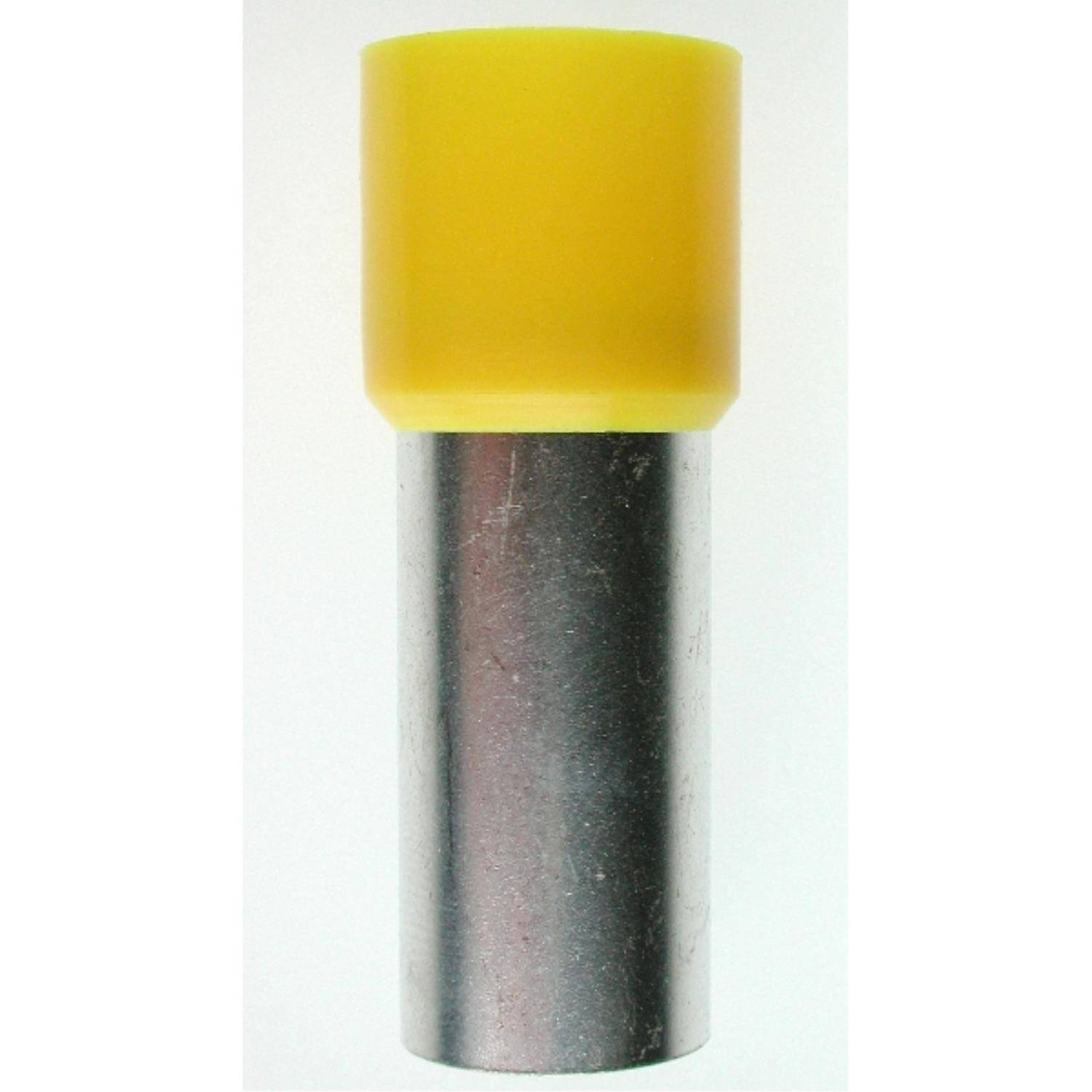 Eine gelbe und silberne Patronenhülse, mit gelber Spitze und metallenem Boden, die aufrecht auf einem weißen Hintergrund steht.