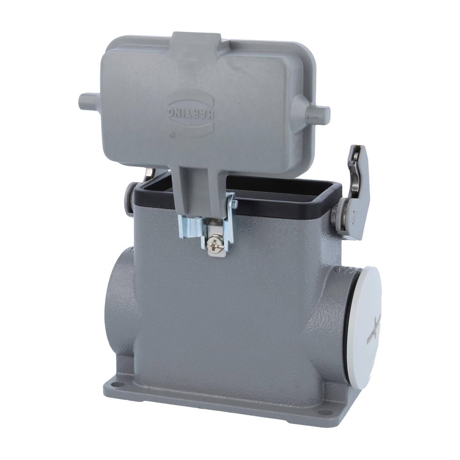 Ein grauer industrieller Elektroschrank mit einer offenen Klappabdeckung, versehen mit seitlichen Öffnungen und auf einer flachen Basis montiert.