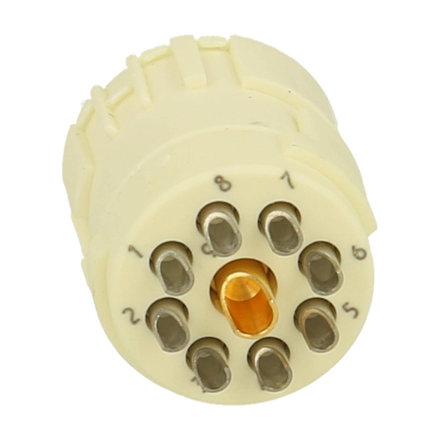 Eine kreisförmige, beige Steckdose mit acht nummerierten Metallkontakten, die um eine zentrale Buchse angeordnet sind.
