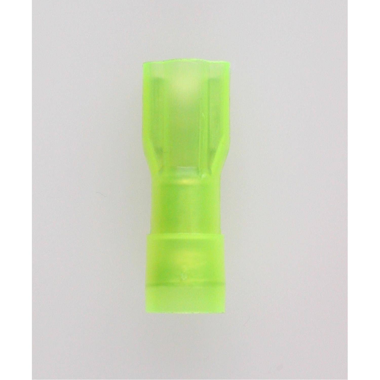 Ein grüner isolierter Kabelschuh, der für elektrische Verbindungen verwendet wird, vor einem einfarbigen Hintergrund.