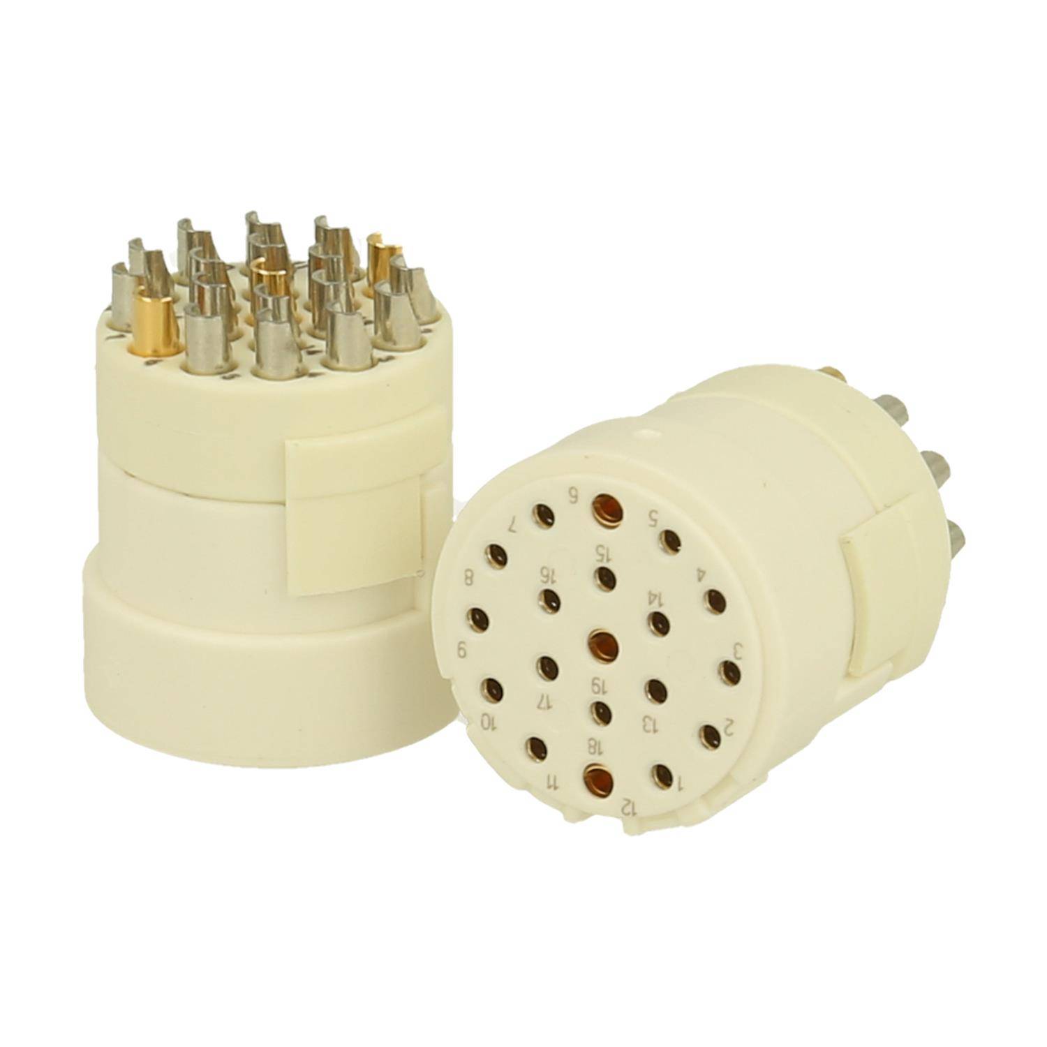 Ein weißer kreisförmiger elektrischer Steckverbinder mit mehreren Metallstiften und entsprechenden Löchern, der für komplexe elektronische Verbindungen entwickelt wurde.